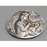 A silver brooch depicting a man smoking a pipe 6.5g
