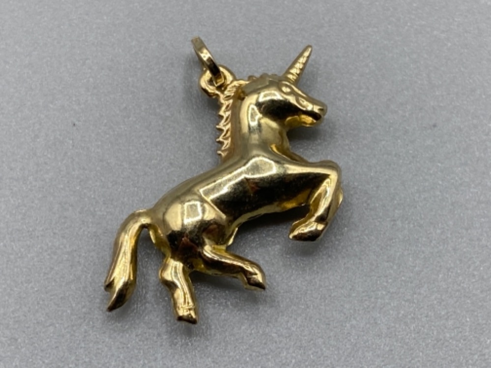9ct gold unicorn pendant/charm, 0.9g