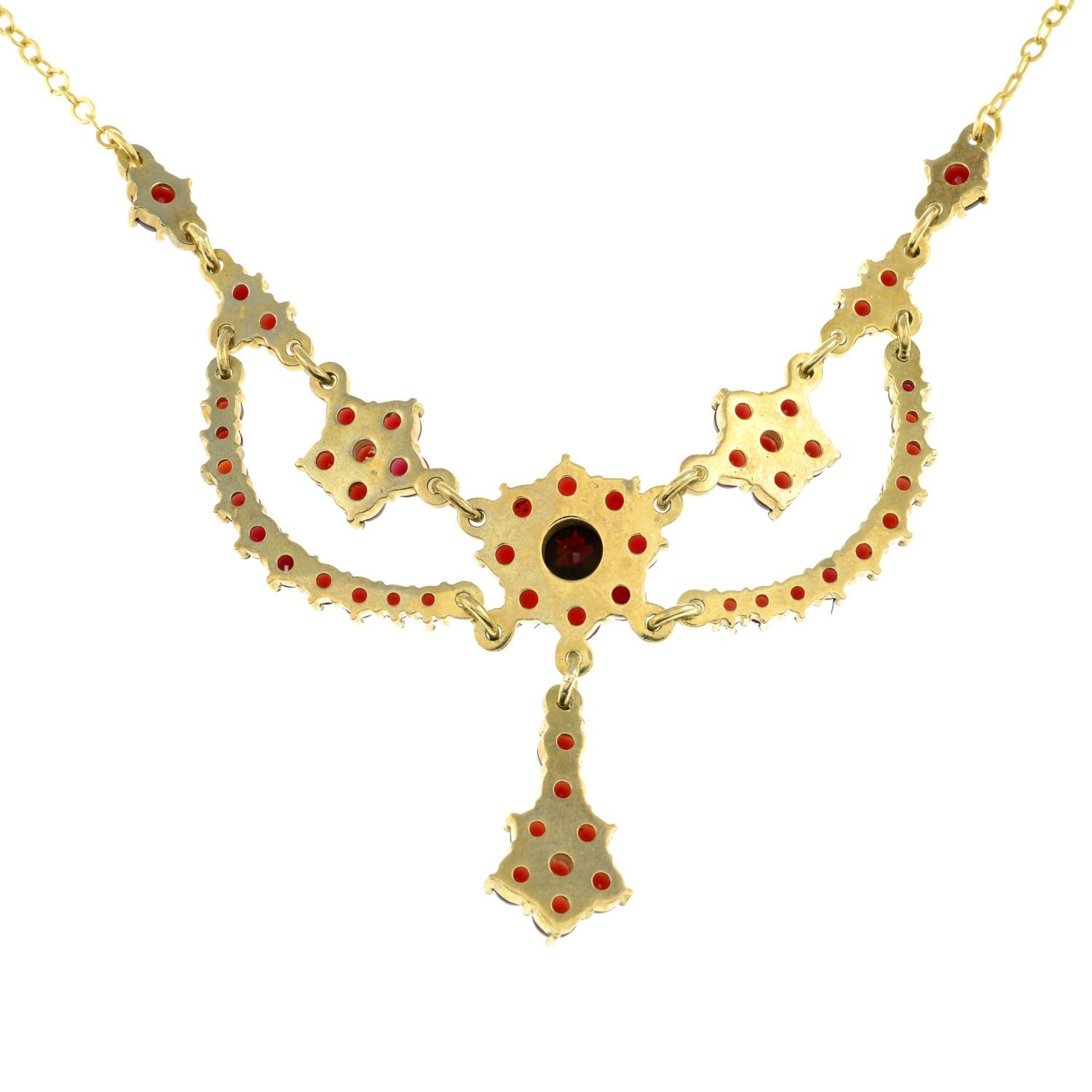 A garnet garland necklace.Stamped 375.Length 42cms. - Image 2 of 2