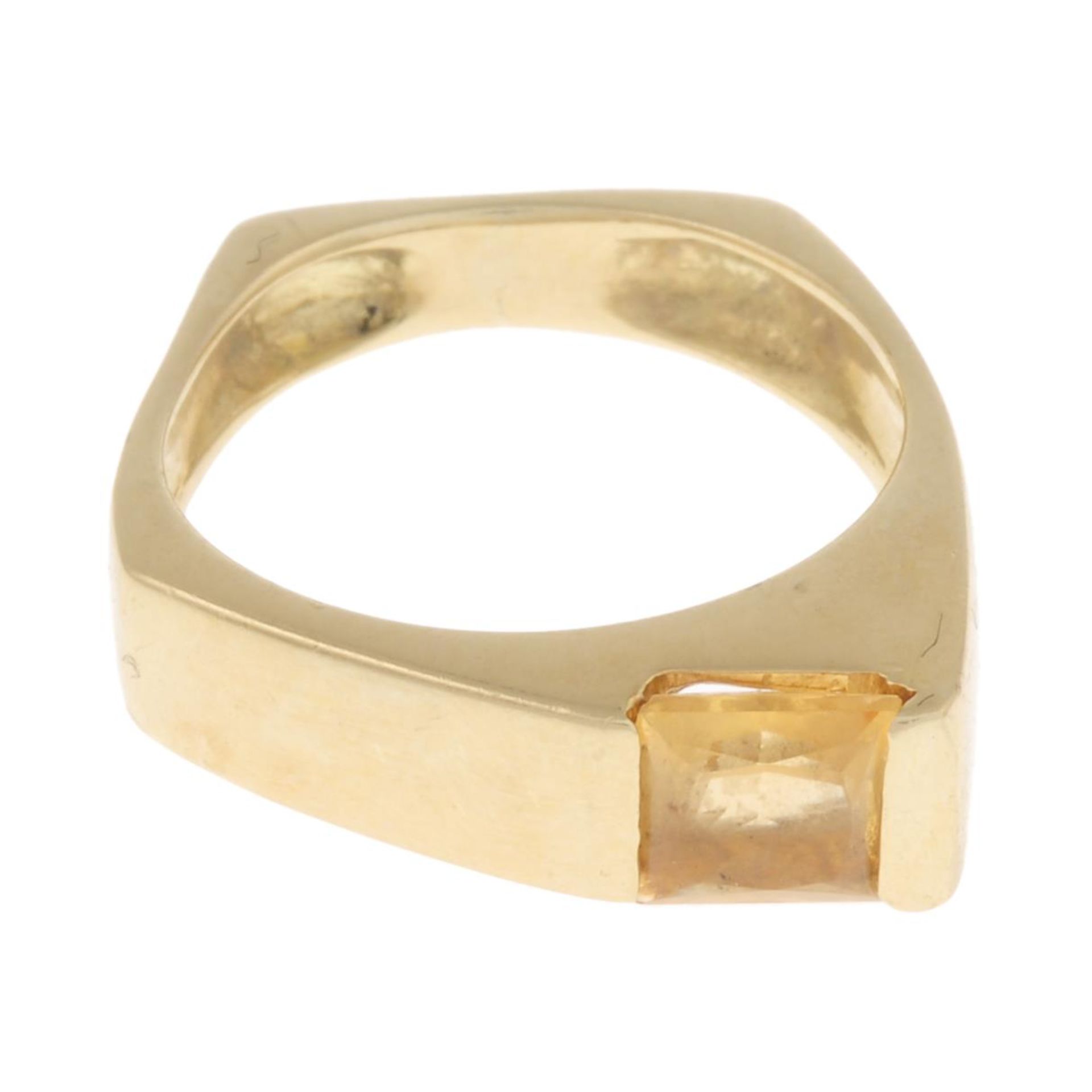 A citrine single-stone ring.Ring size M.