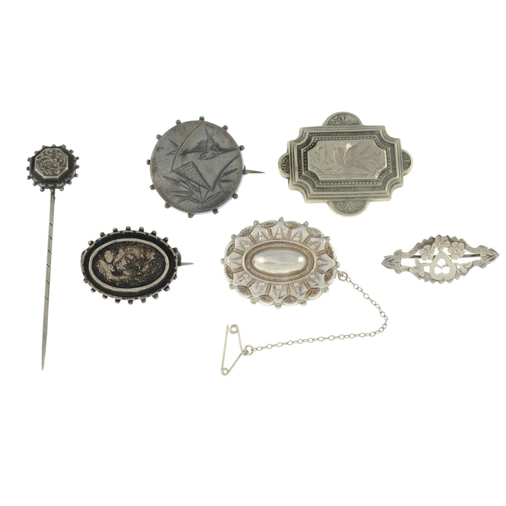 A selection of early 20th century and later jewellery, to include an engraved sweetheart brooch. - Image 3 of 3