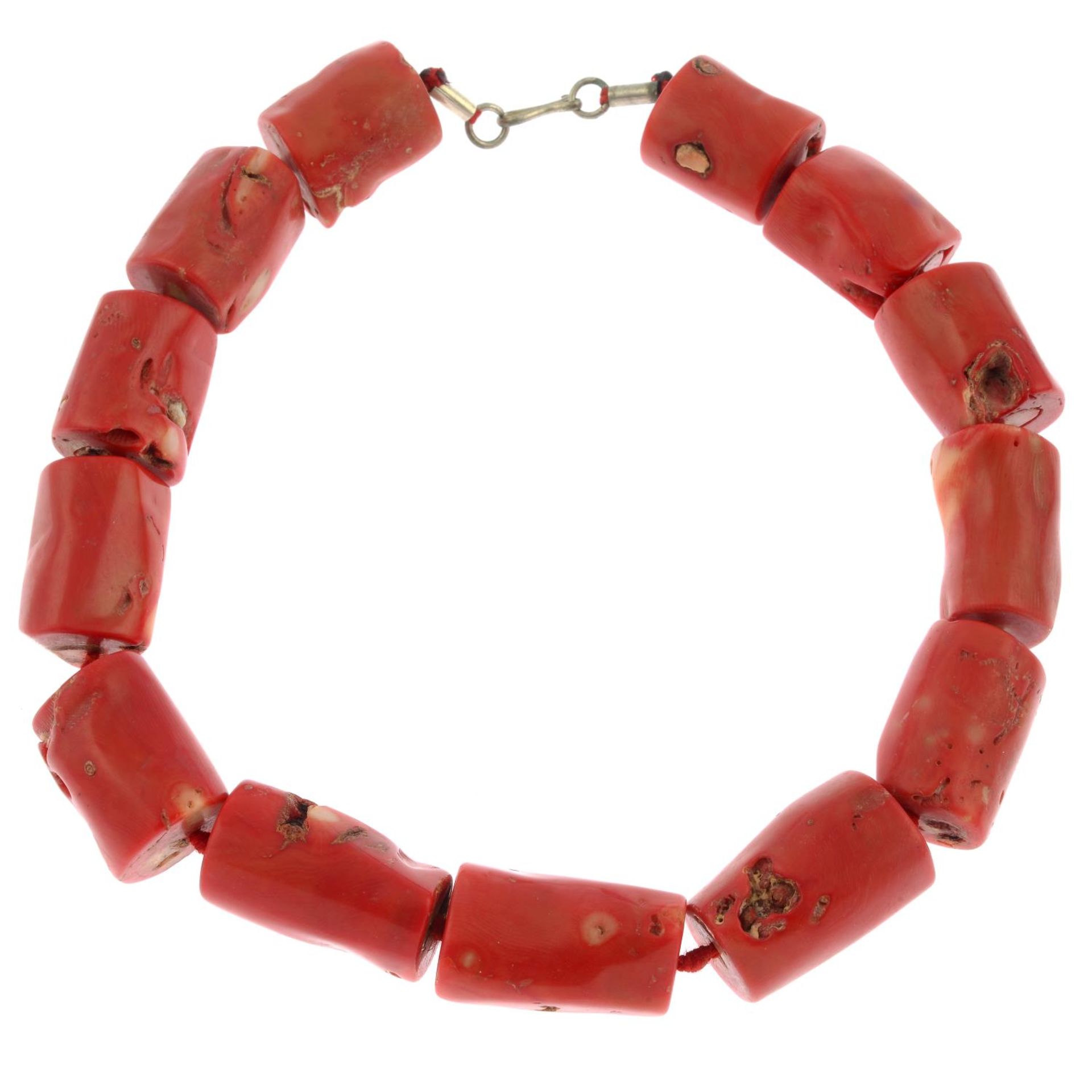 A coral necklace.Length 51cms. - Image 2 of 2