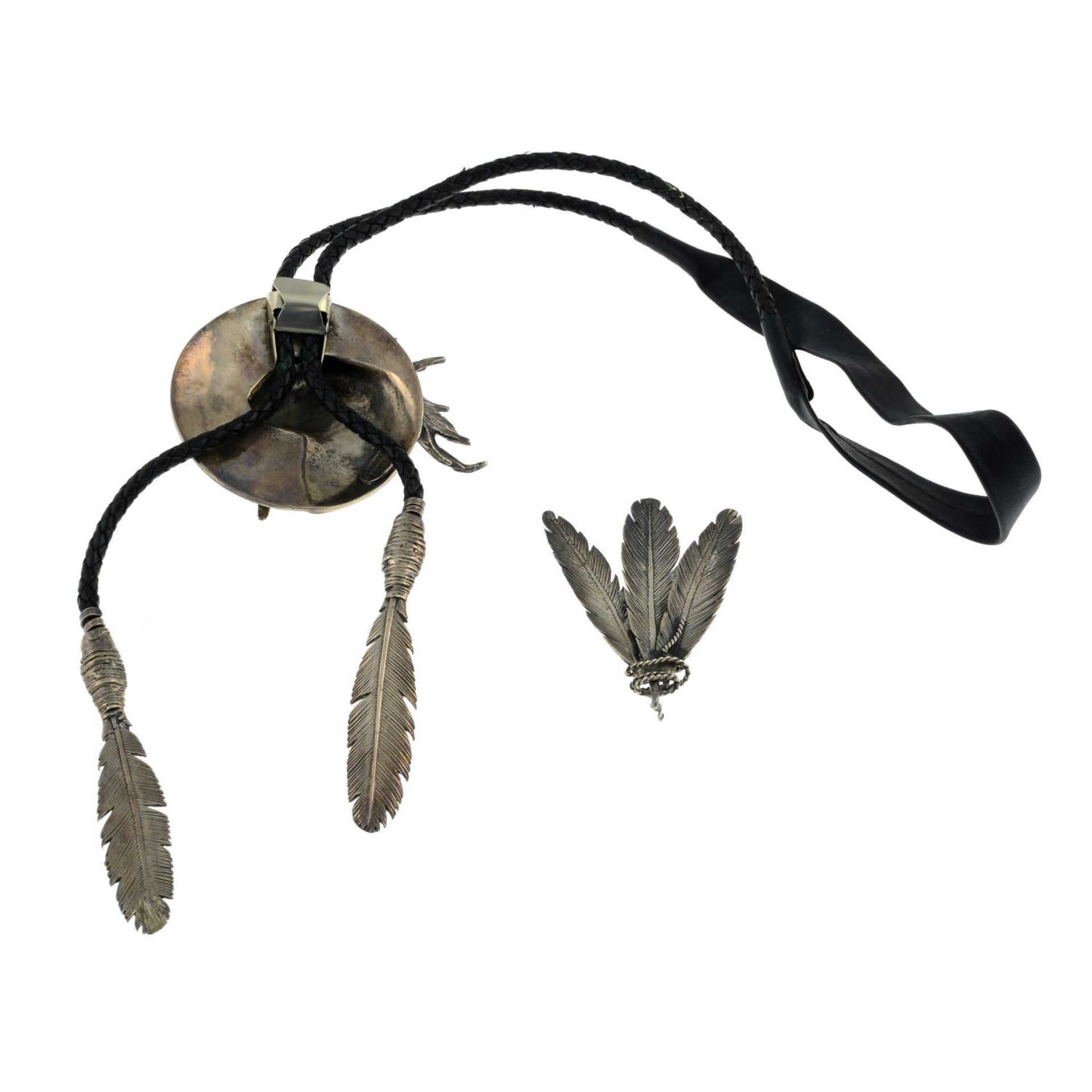 A leather cord necklace with horse and feather motif, by Stan Bentall. - Bild 2 aus 2