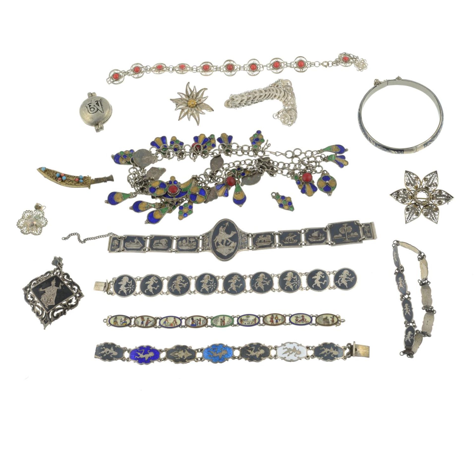 A selection of international jewellery. - Image 3 of 3