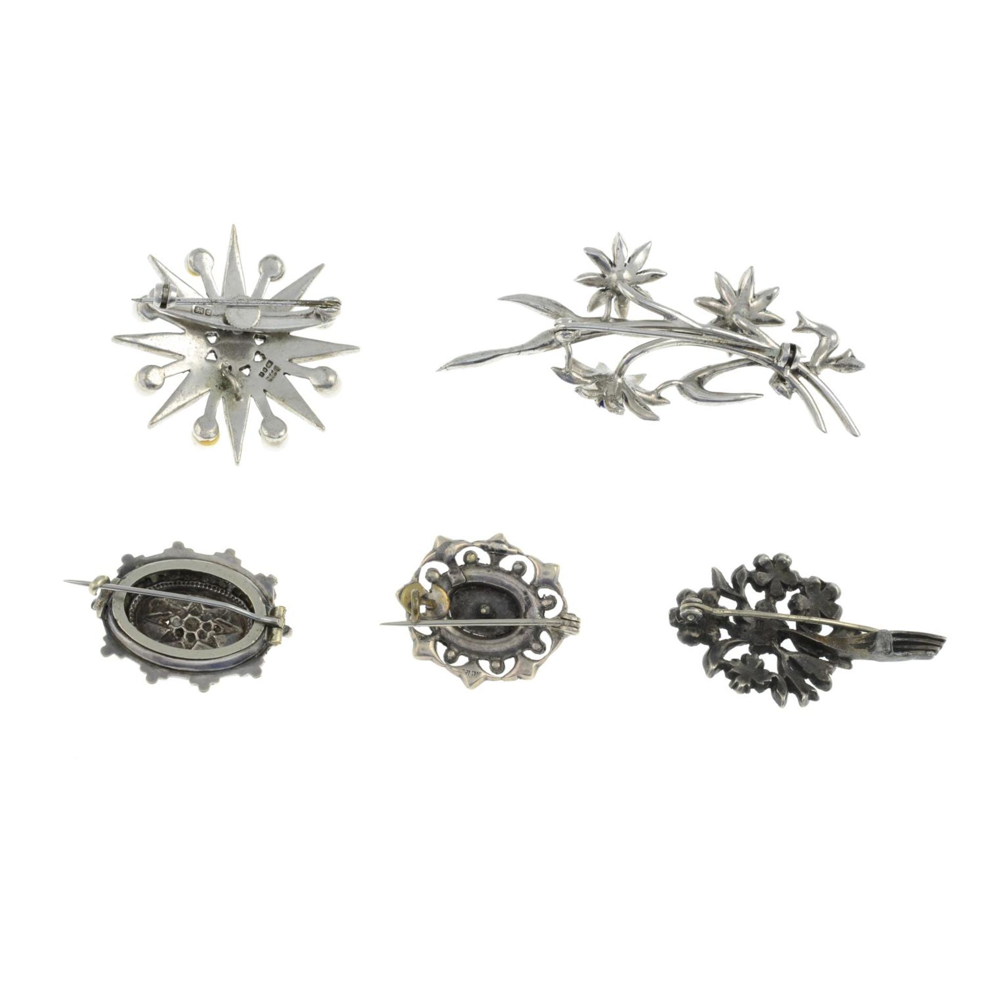 A selection of early 20th century and later jewellery, to include an engraved sweetheart brooch. - Image 2 of 3