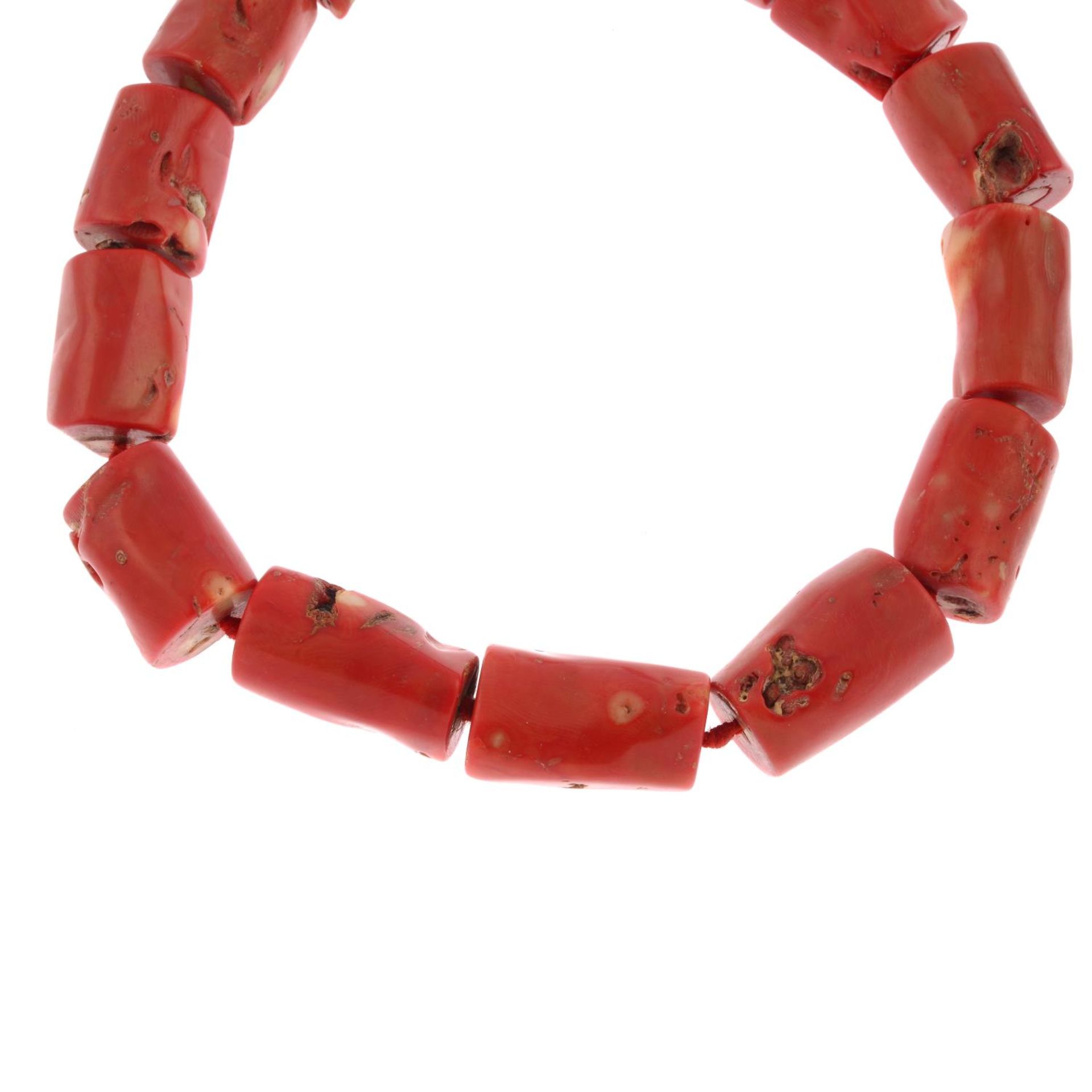 A coral necklace.Length 51cms.
