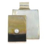 A selection of jewellery, to include a silver mother of pearl pendant.