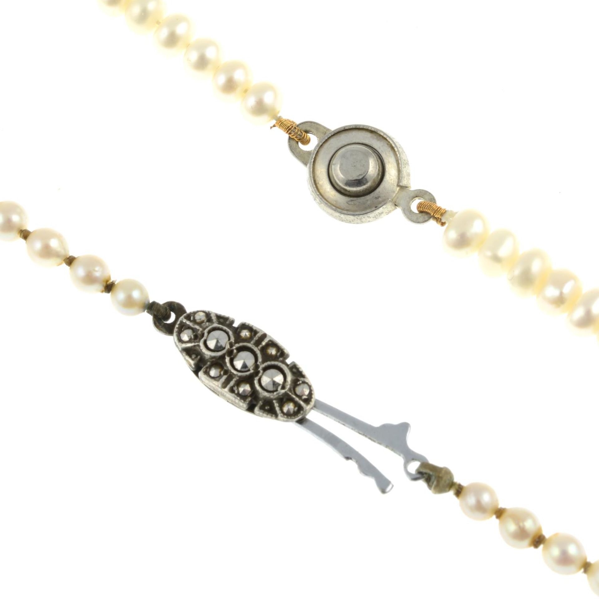 Three cultured pearl necklaces, one with marcasite clasp. - Bild 2 aus 3