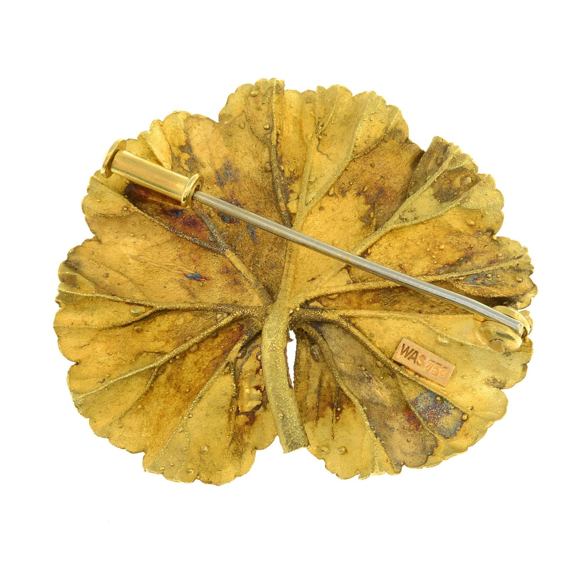 An 18ct gold naturalistic lotus leaf brooch. - Bild 5 aus 5