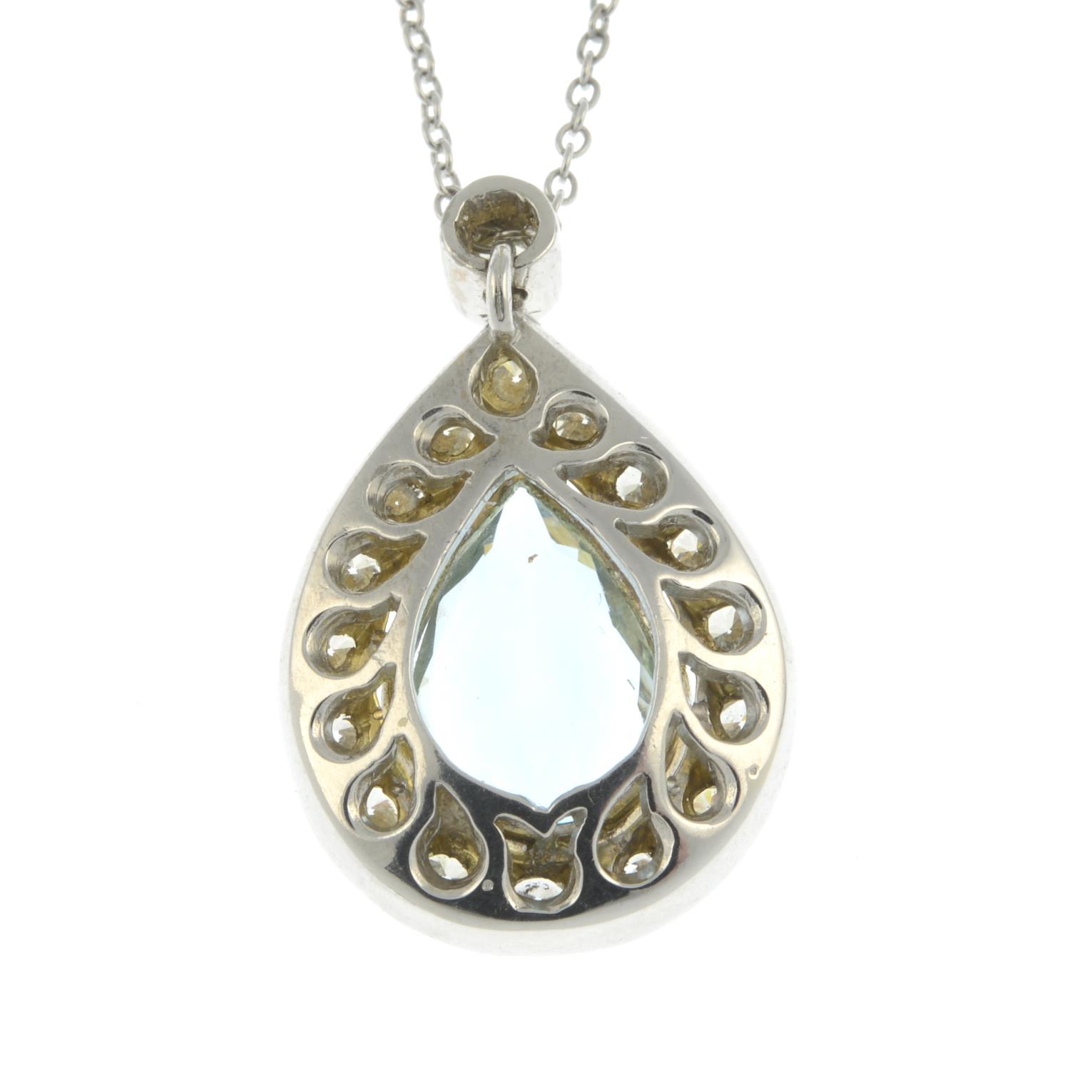 An aquamarine and diamond cluster pendant, on chain. - Bild 6 aus 7