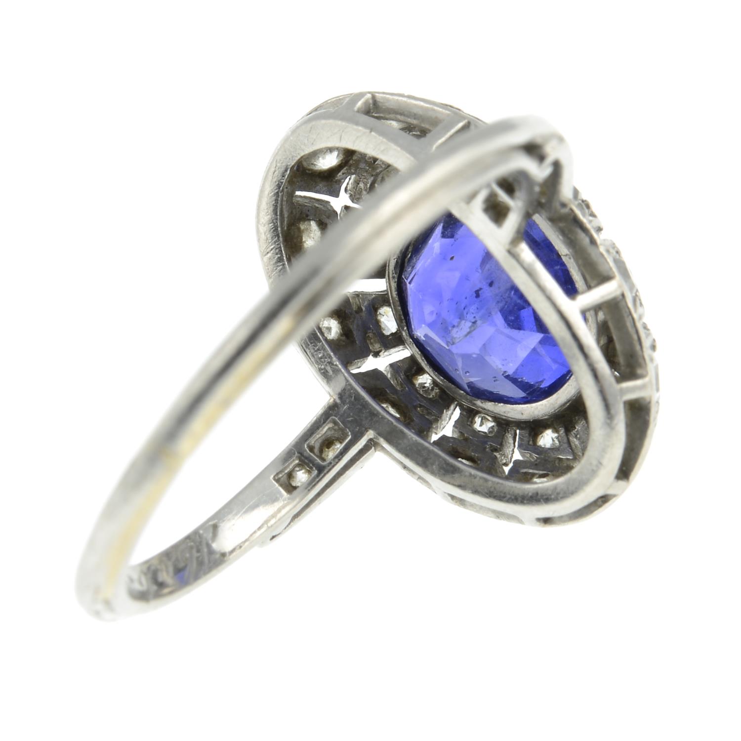 An Art Deco platinum sapphire and diamond dress ring.Sapphire calculated weight 2.31cts, - Bild 10 aus 10