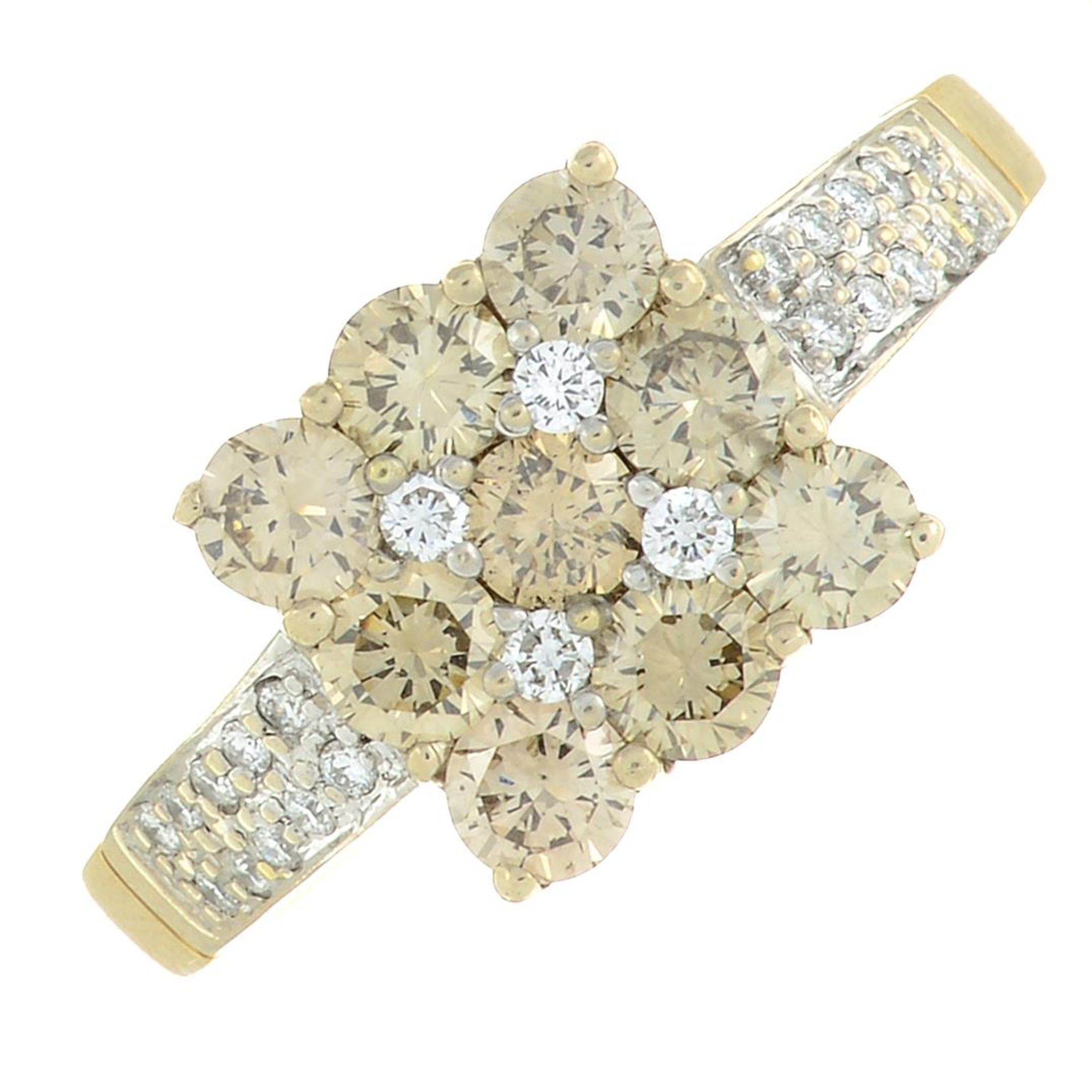 A 'brown' diamond and diamond cluster ring, with pavé-set diamond shoulders. - Bild 3 aus 9