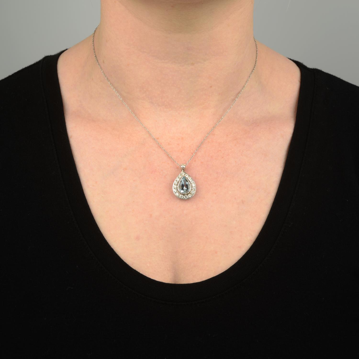 An aquamarine and diamond cluster pendant, on chain. - Bild 4 aus 7