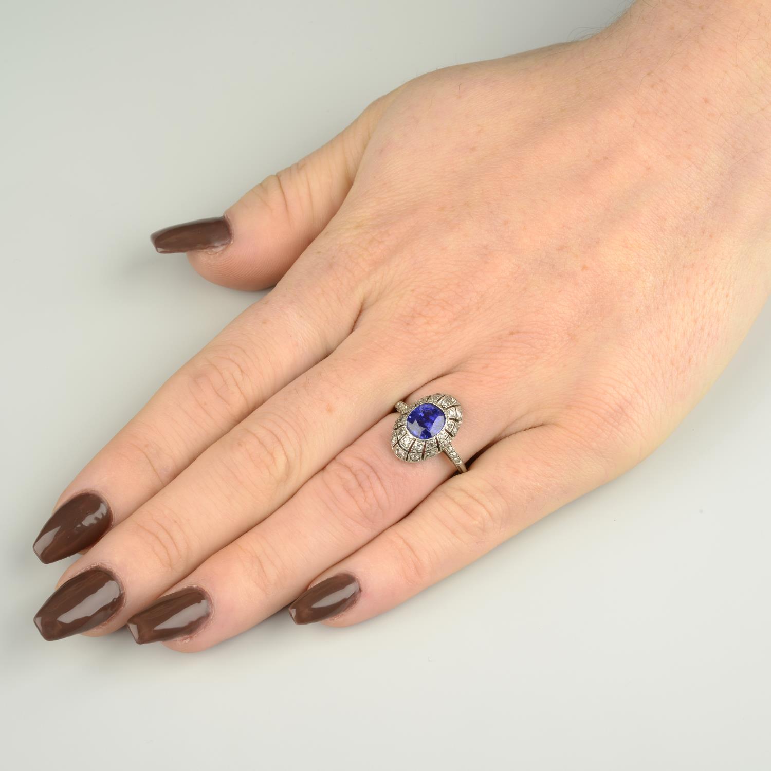 An Art Deco platinum sapphire and diamond dress ring.Sapphire calculated weight 2.31cts, - Bild 4 aus 10