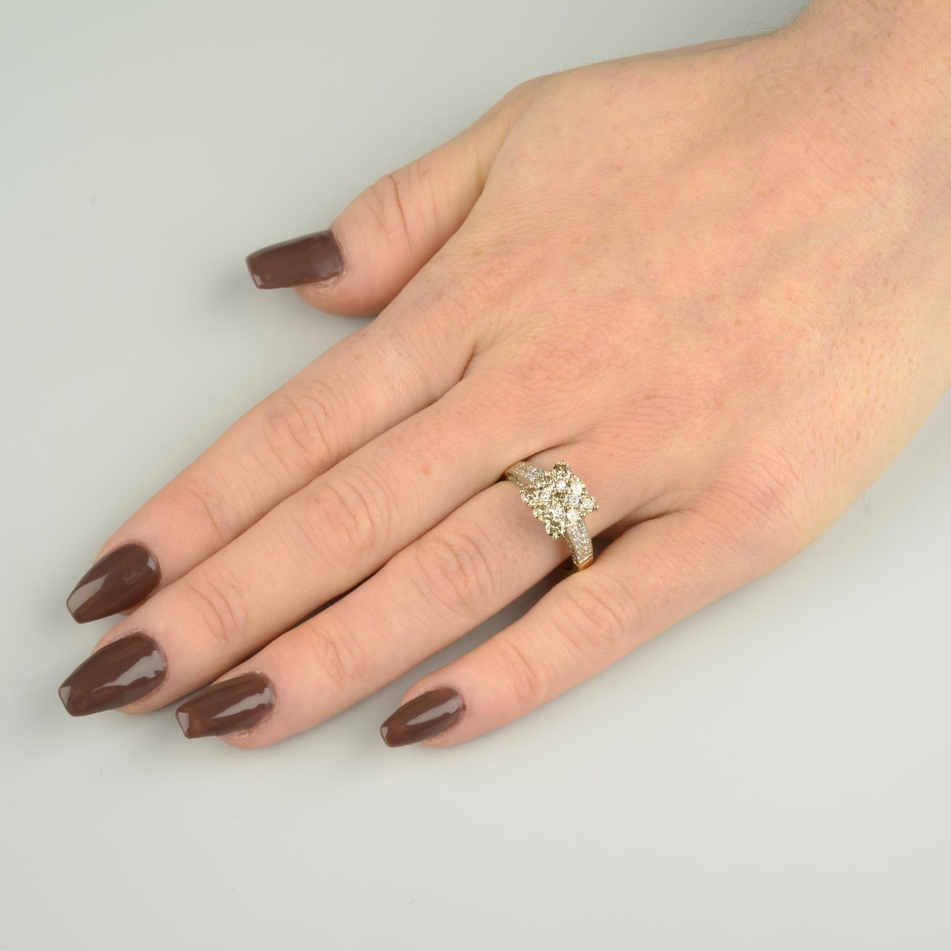 A 'brown' diamond and diamond cluster ring, with pavé-set diamond shoulders. - Bild 5 aus 9