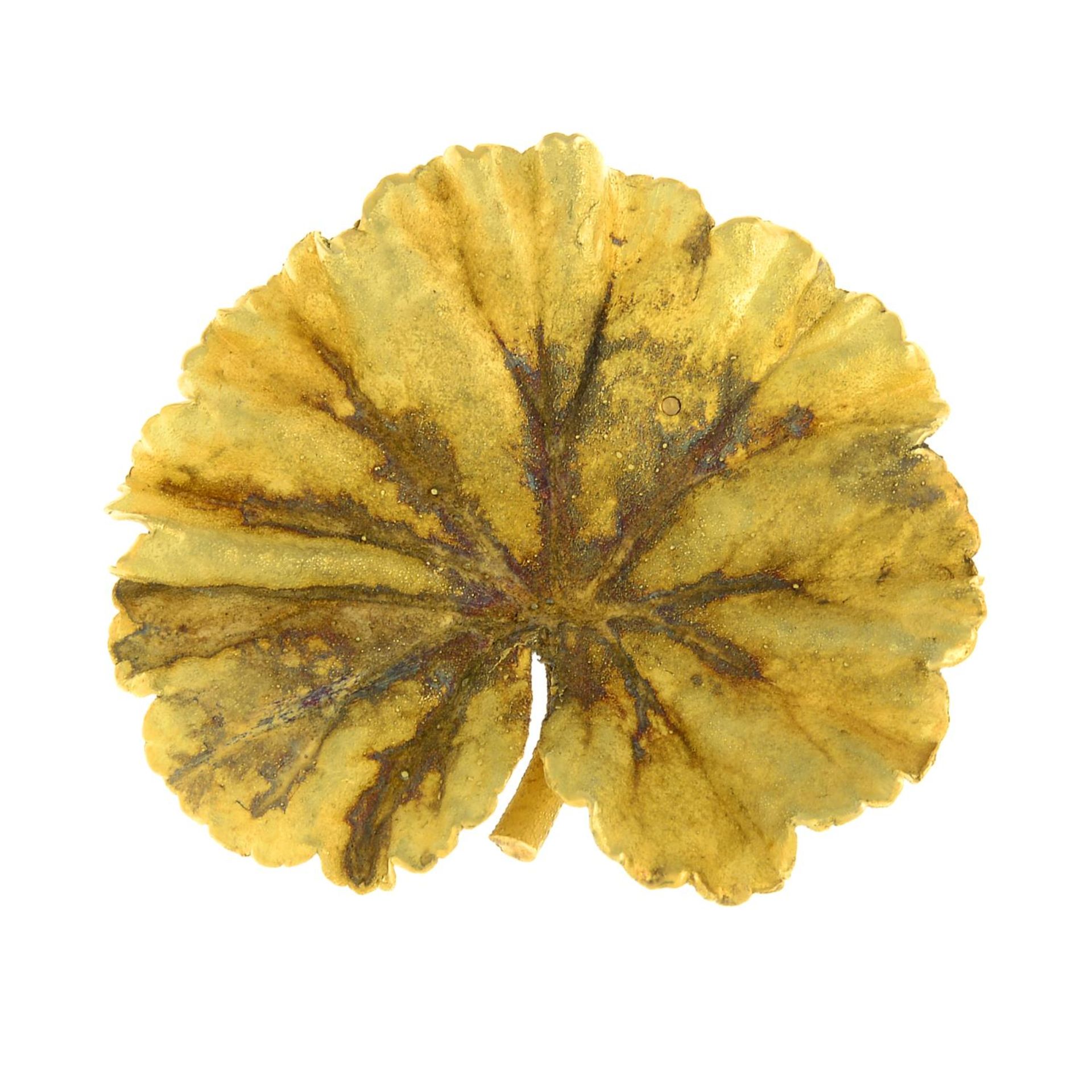 An 18ct gold naturalistic lotus leaf brooch. - Bild 3 aus 5