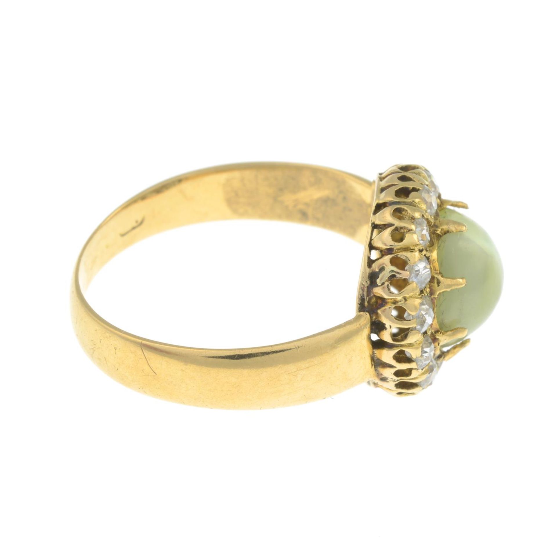 A late Victorian gold cat's-eye chrysoberyl and old-cut diamond cluster ring. - Bild 7 aus 7