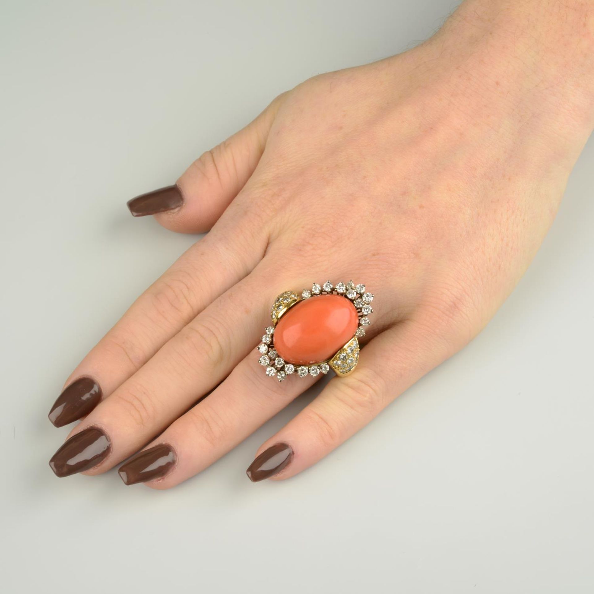 A coral and brilliant-cut diamond dress ring.Estimated dimensions of coral 24 by 17.3 by - Bild 5 aus 8