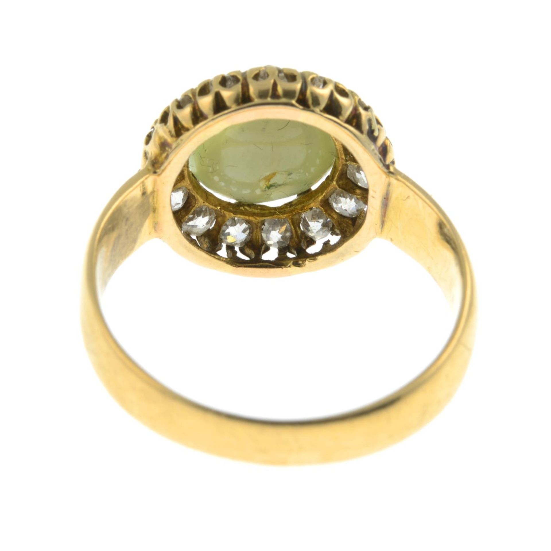 A late Victorian gold cat's-eye chrysoberyl and old-cut diamond cluster ring. - Bild 5 aus 7