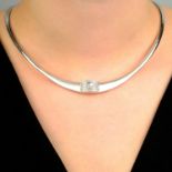 A vari-cut diamond panel highlight collar,