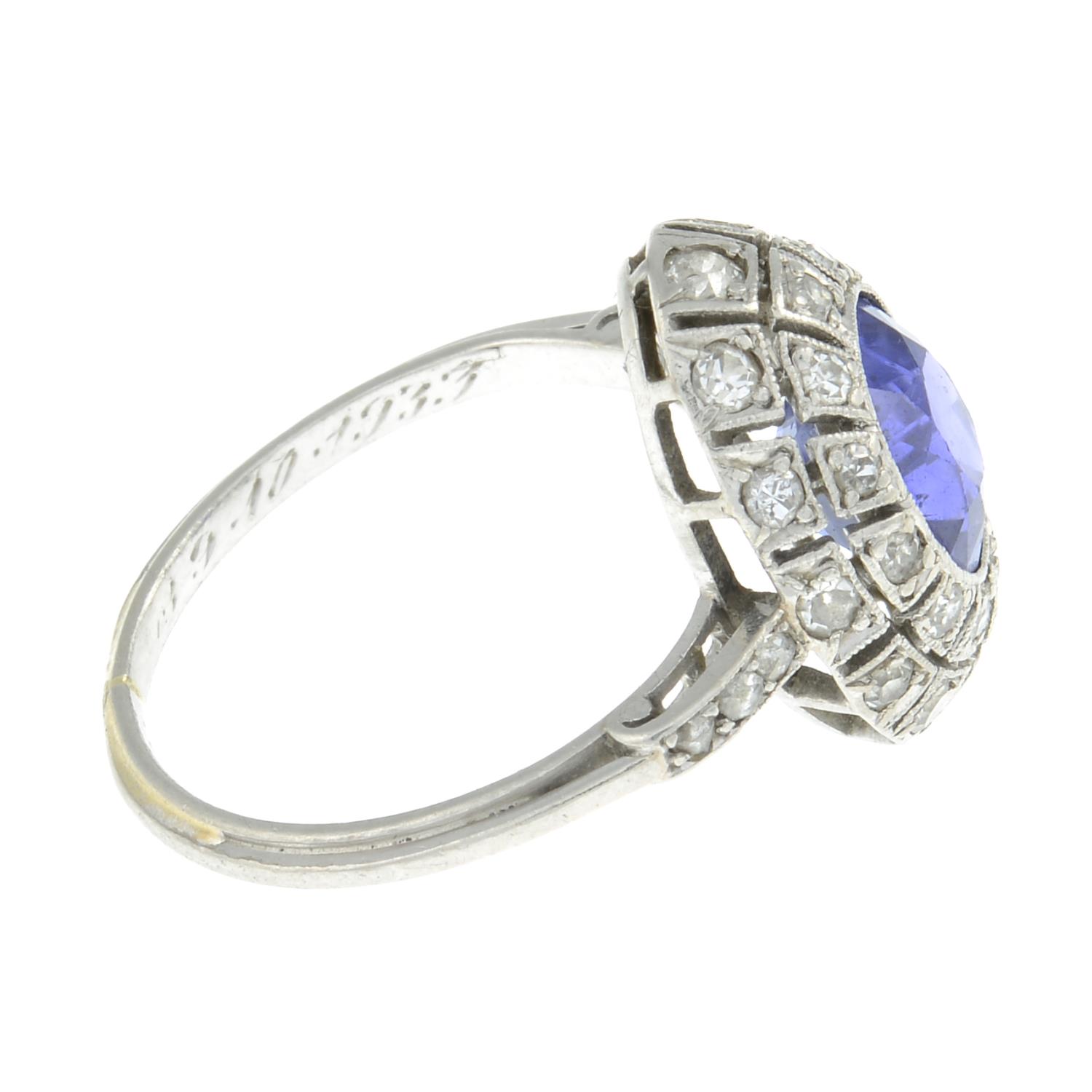 An Art Deco platinum sapphire and diamond dress ring.Sapphire calculated weight 2.31cts, - Bild 8 aus 10
