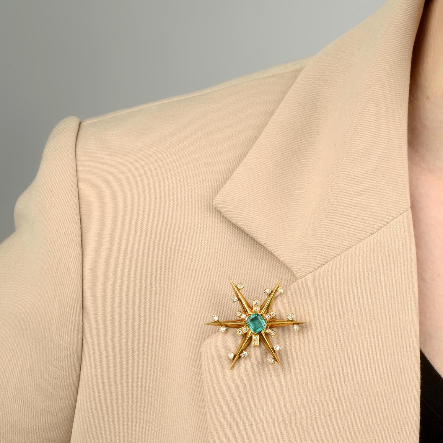 A Colombian emerald and diamond star clip brooch. - Bild 4 aus 8