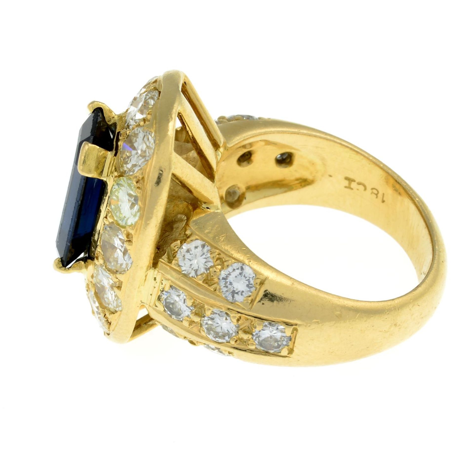 A sapphire and brilliant-cut diamond cluster ring. - Bild 5 aus 7