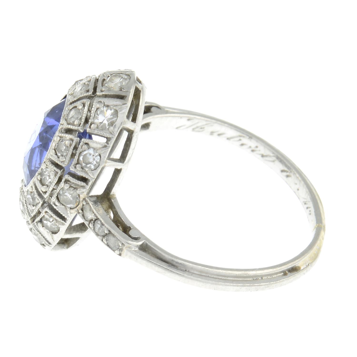 An Art Deco platinum sapphire and diamond dress ring.Sapphire calculated weight 2.31cts, - Bild 6 aus 10
