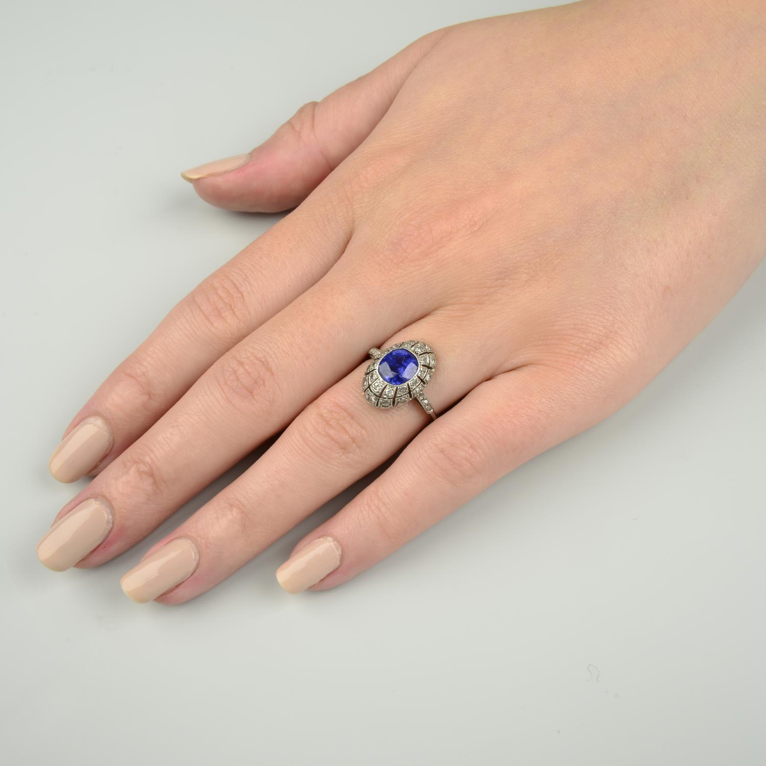An Art Deco platinum sapphire and diamond dress ring.Sapphire calculated weight 2.31cts, - Bild 7 aus 10