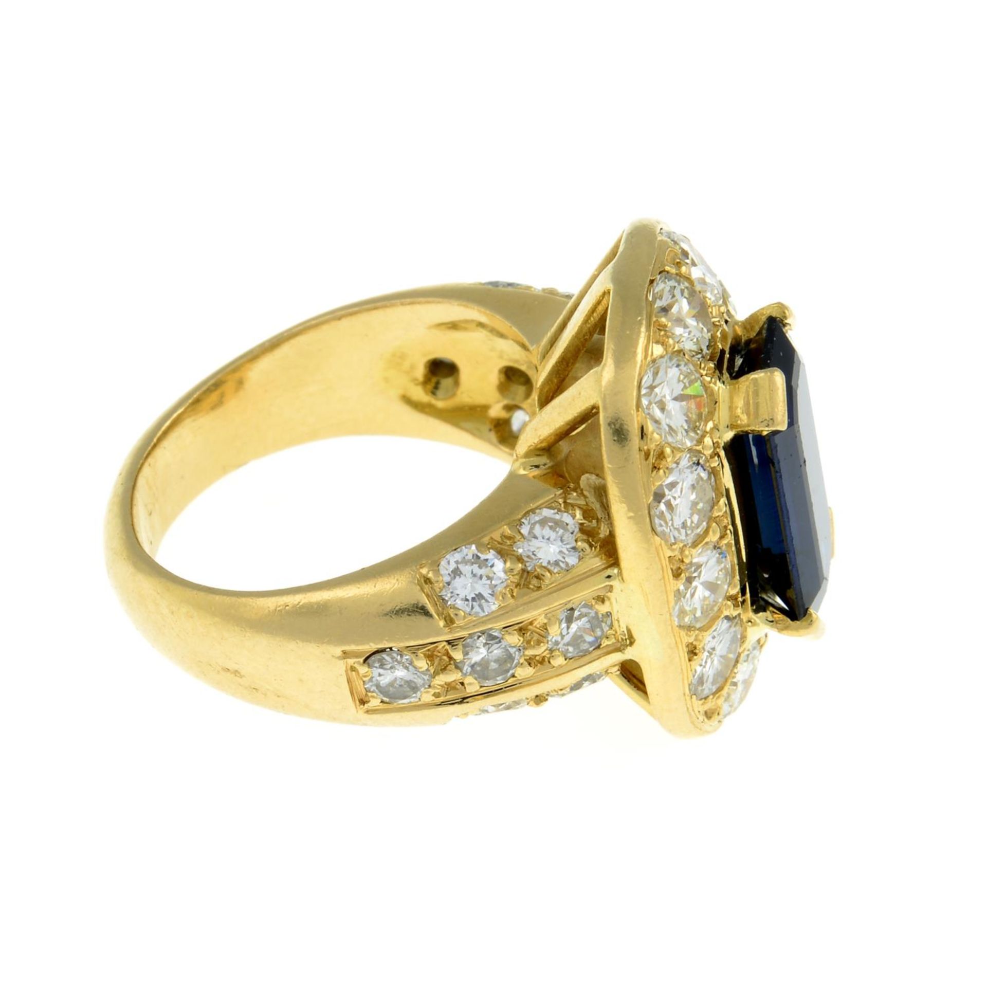 A sapphire and brilliant-cut diamond cluster ring. - Bild 6 aus 7