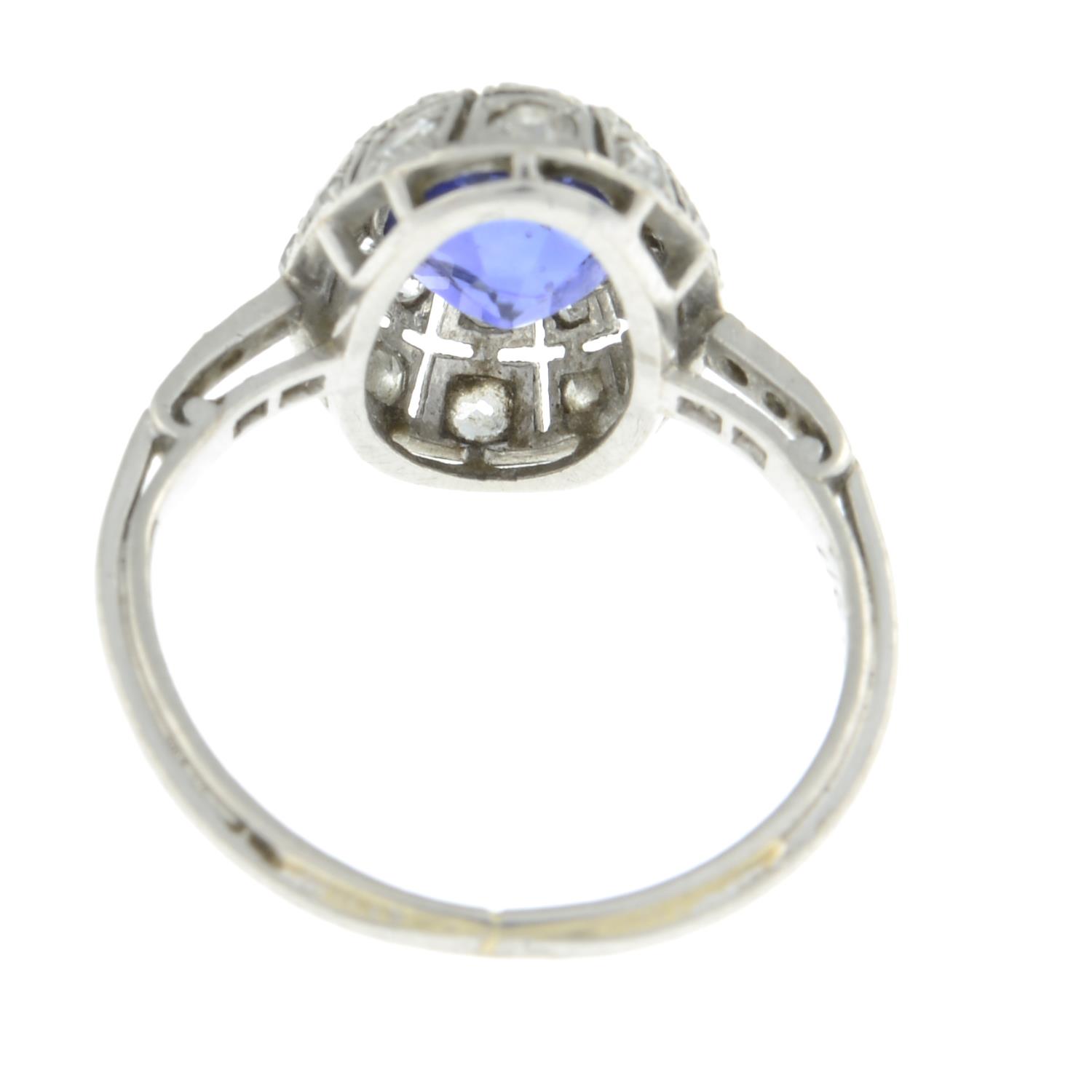 An Art Deco platinum sapphire and diamond dress ring.Sapphire calculated weight 2.31cts, - Bild 9 aus 10