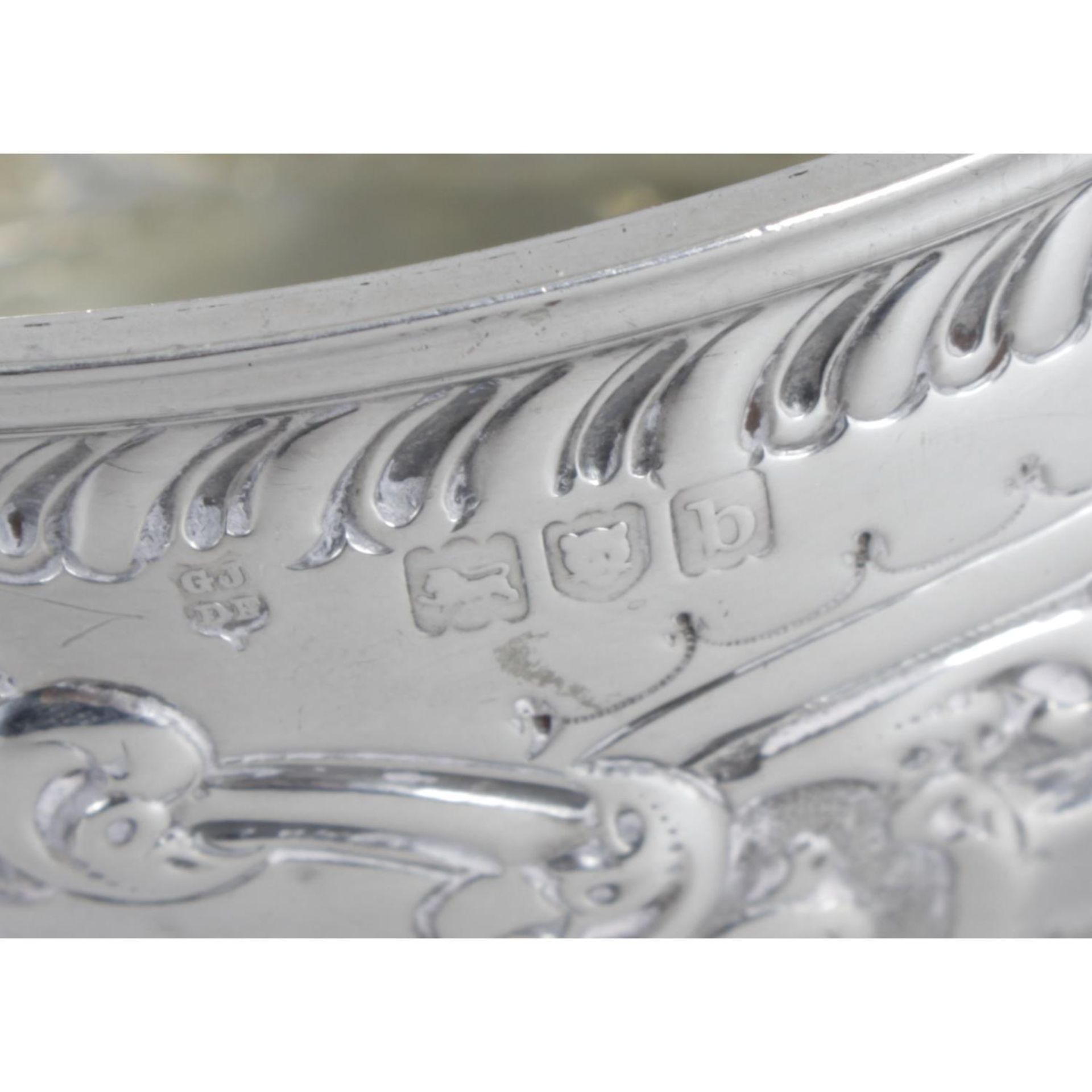 A late Victorian silver bowl, - Bild 3 aus 3