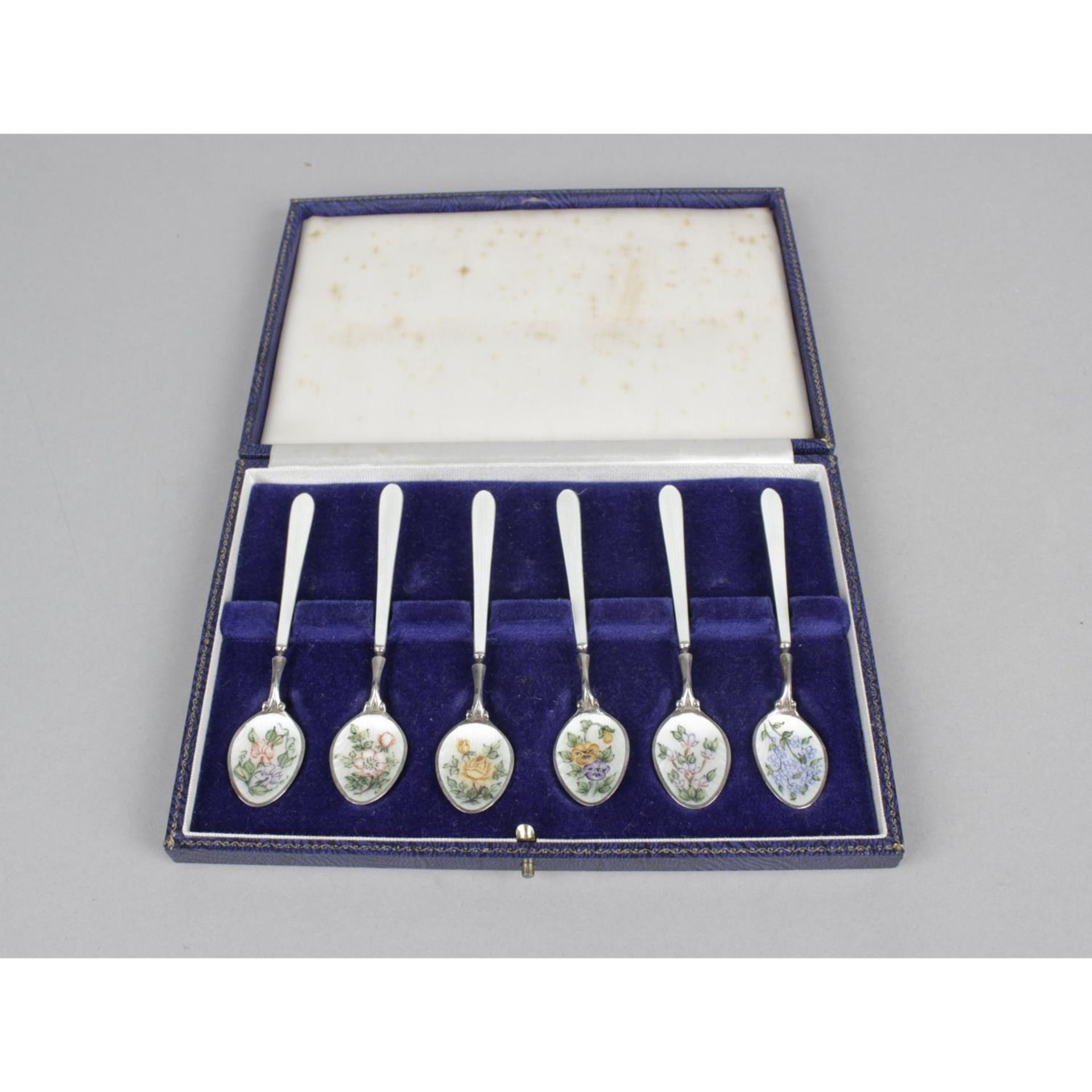 An attractive late Victorian cased set of twelve silver teaspoons, - Image 3 of 4