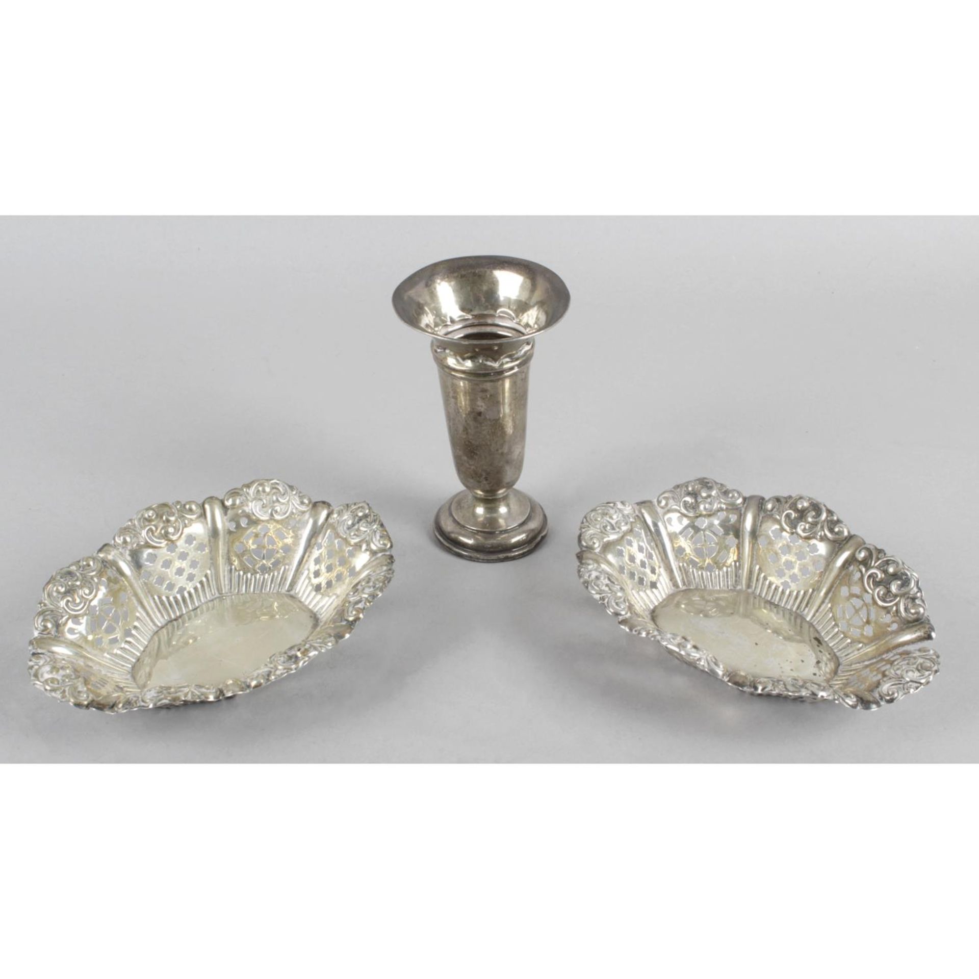 A pair of Edwardian pierced silver dishes,