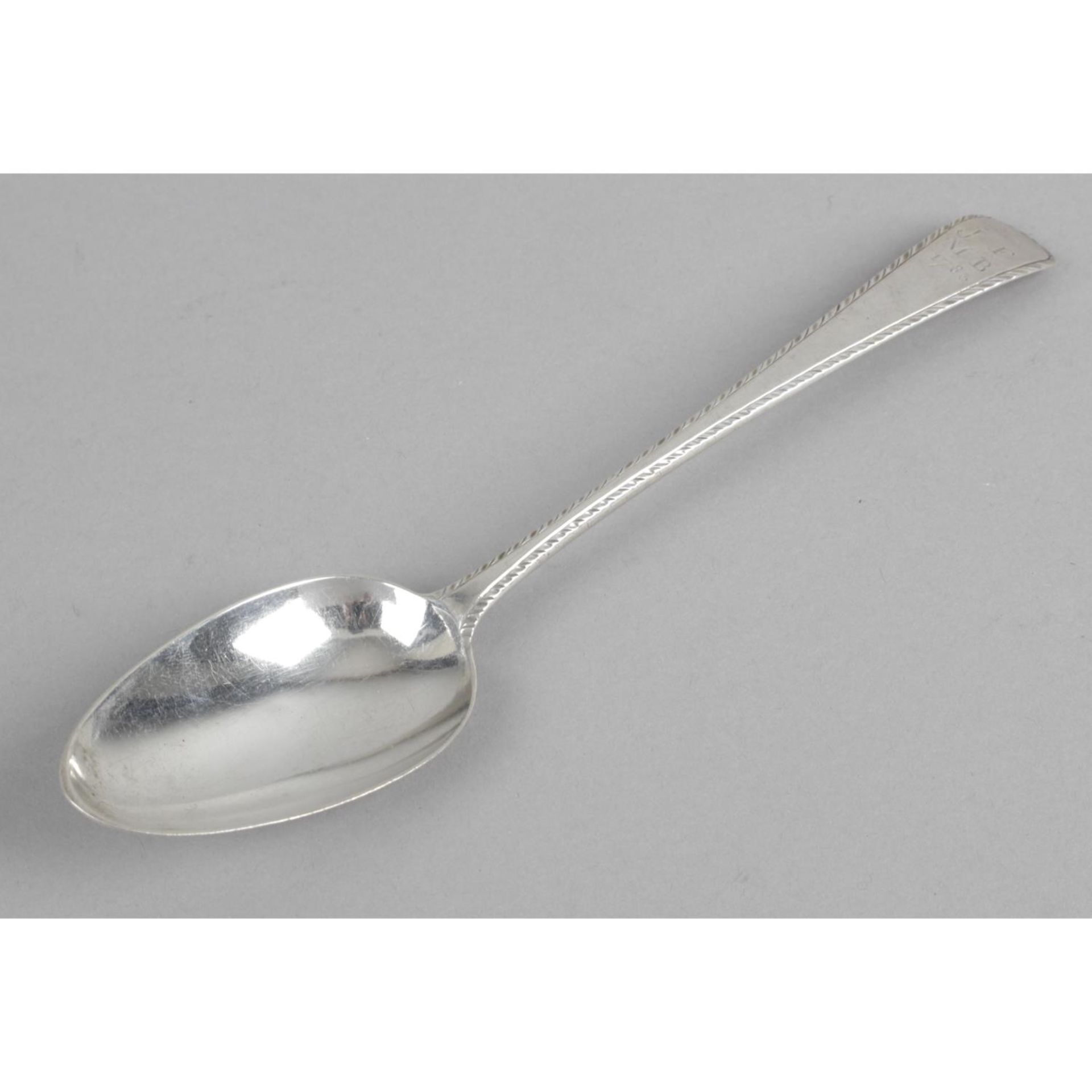 A George III silver table spoon, - Bild 2 aus 5