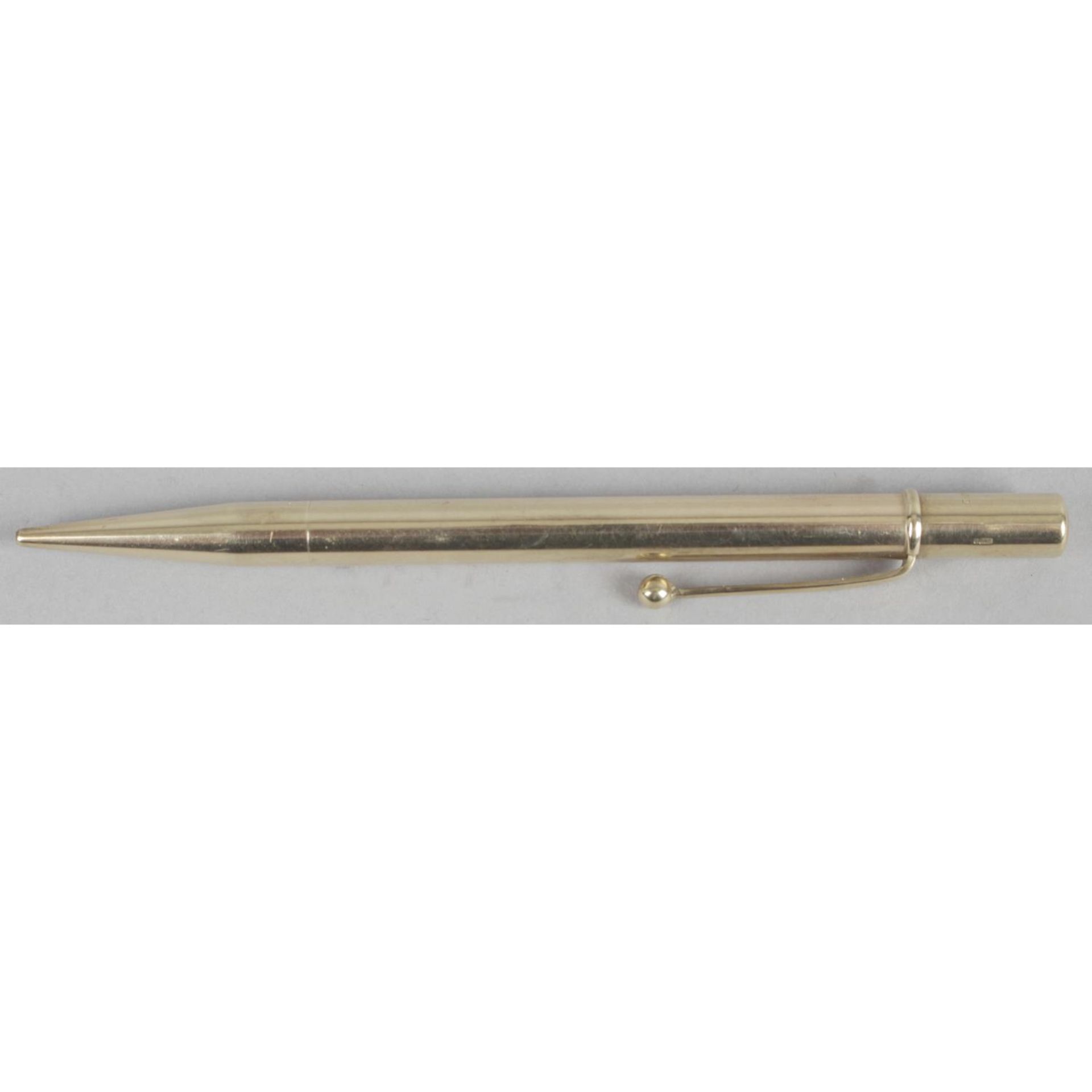 A 9ct gold cased propelling pencil, the plain tapered cylindrical case with impressed marks .375.