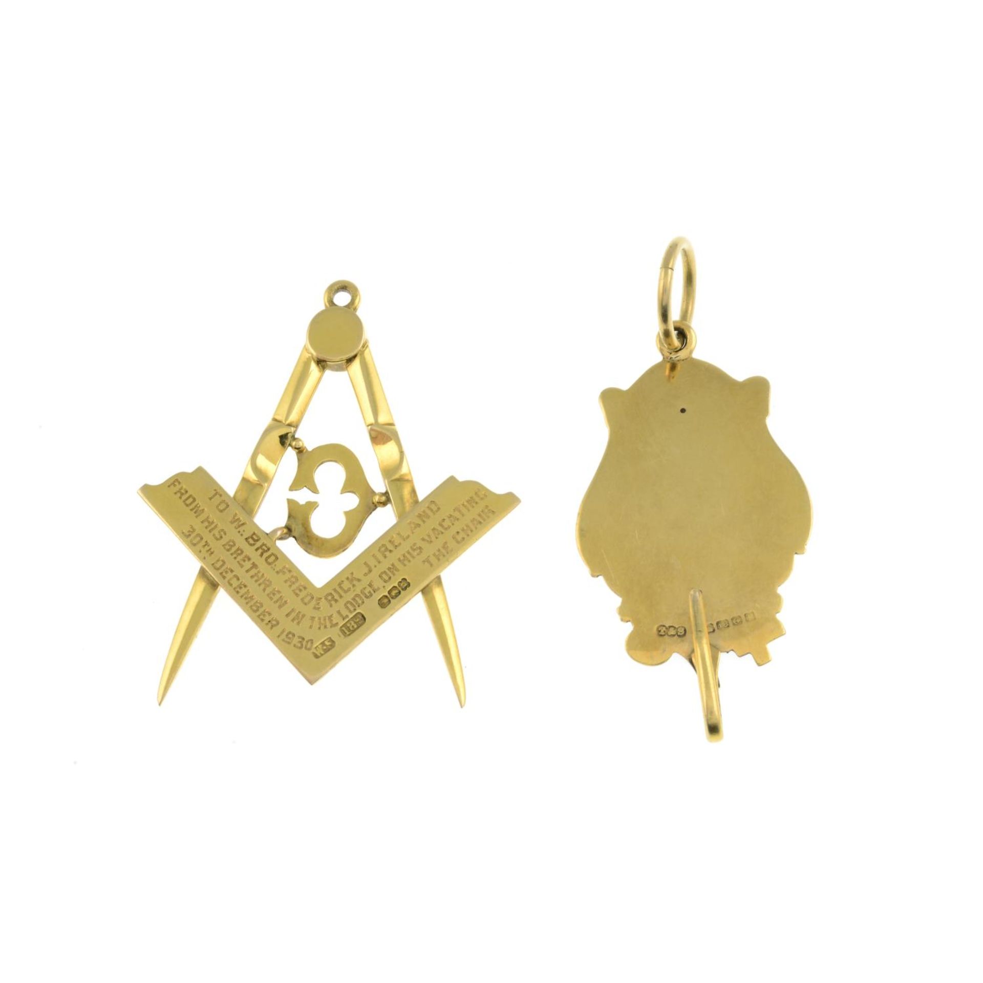 An 18ct gold Masonic pendant, Dublin, Victory Lodge No. - Image 2 of 2