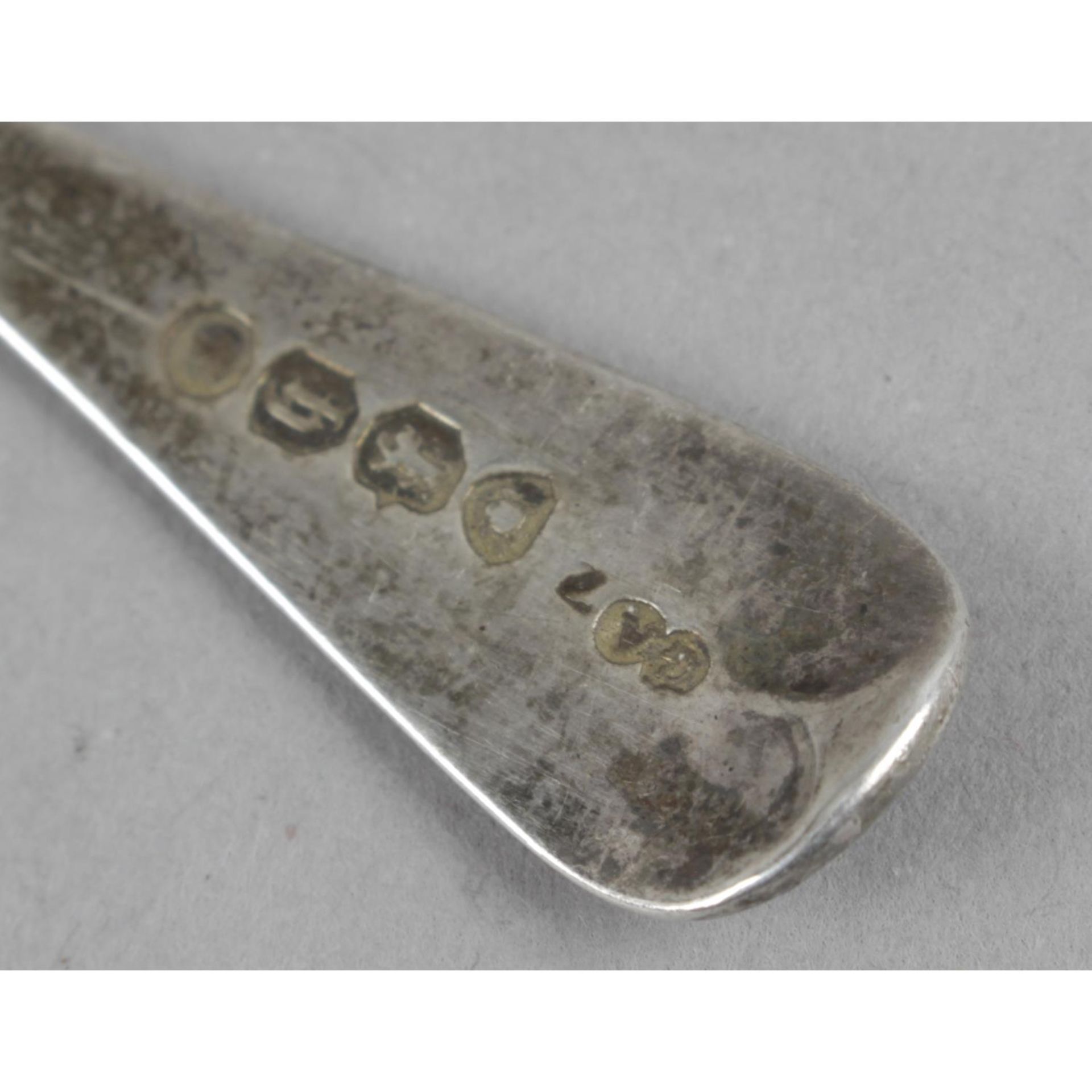 A Victorian silver Old English pattern table spoon, - Bild 5 aus 5