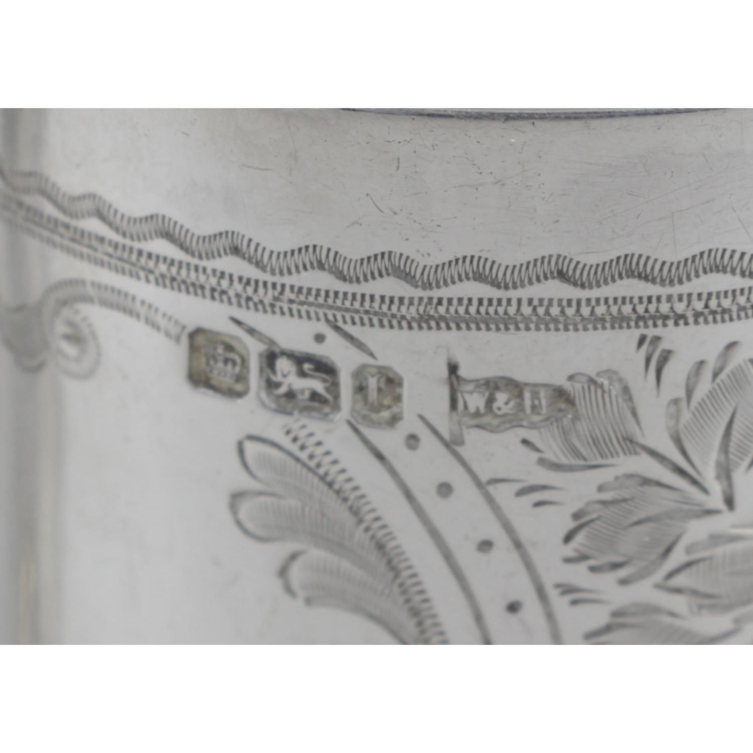 An Edwardian silver christening mug, - Bild 2 aus 2