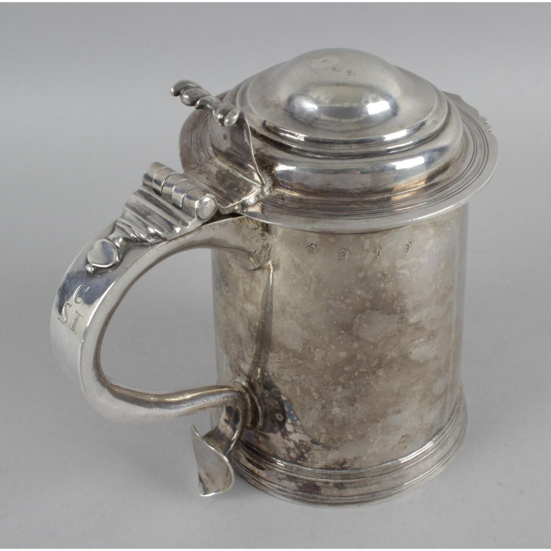 A Queen Anne Britannia silver tankard, - Image 2 of 5