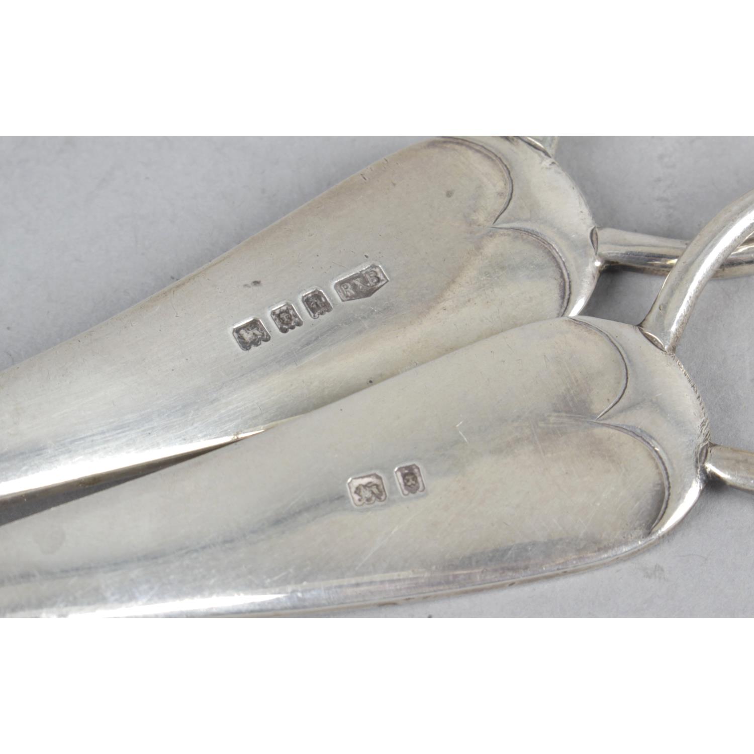 An Edwardian silver pair of grape scissors of plain design with loop handles - stamped Rd 483718. - Bild 2 aus 2