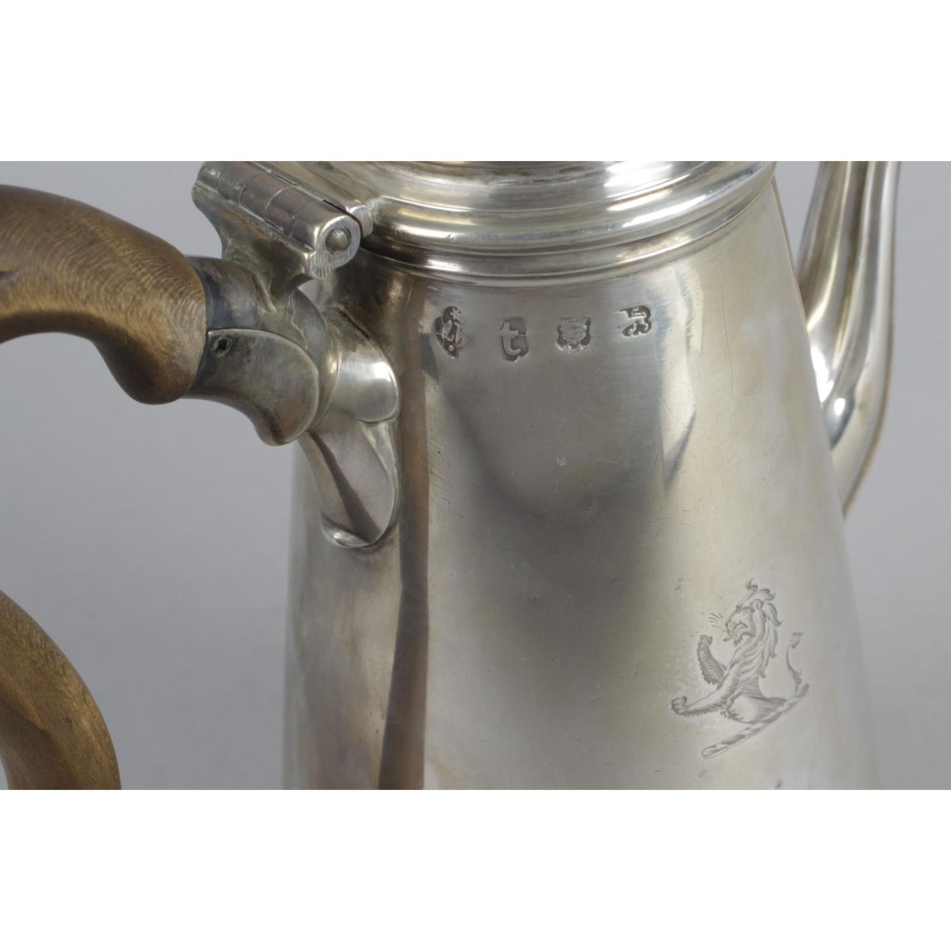 A George II silver coffee pot, - Bild 2 aus 2