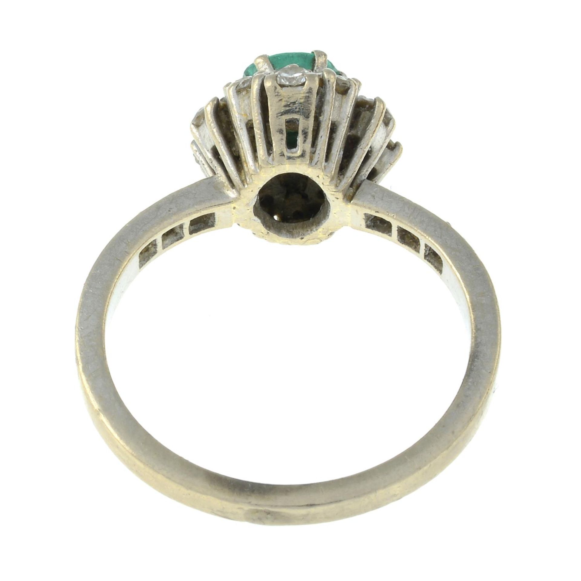 An emerald and diamond cluster ring.Estimated total diamond weight 0.35ct. - Bild 3 aus 3