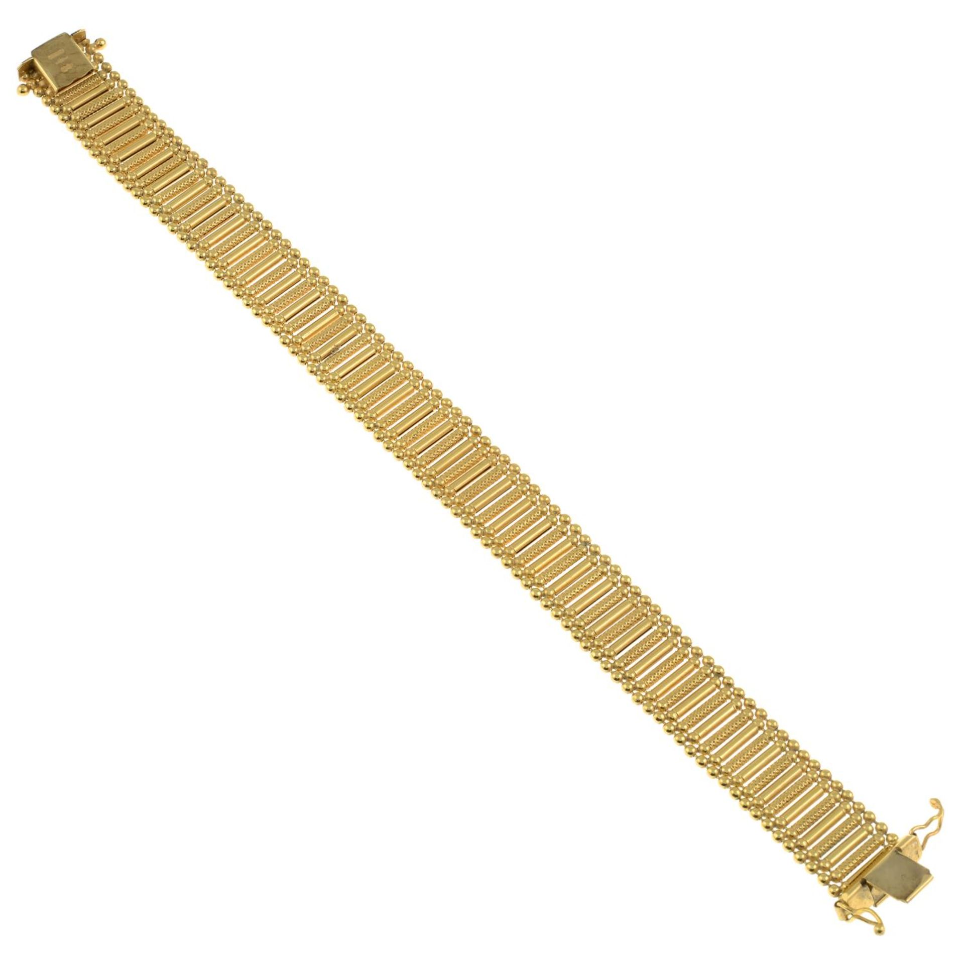 A 9ct gold polished and textured fancy-link bracelet.Import marks for 9ct gold. - Bild 2 aus 2