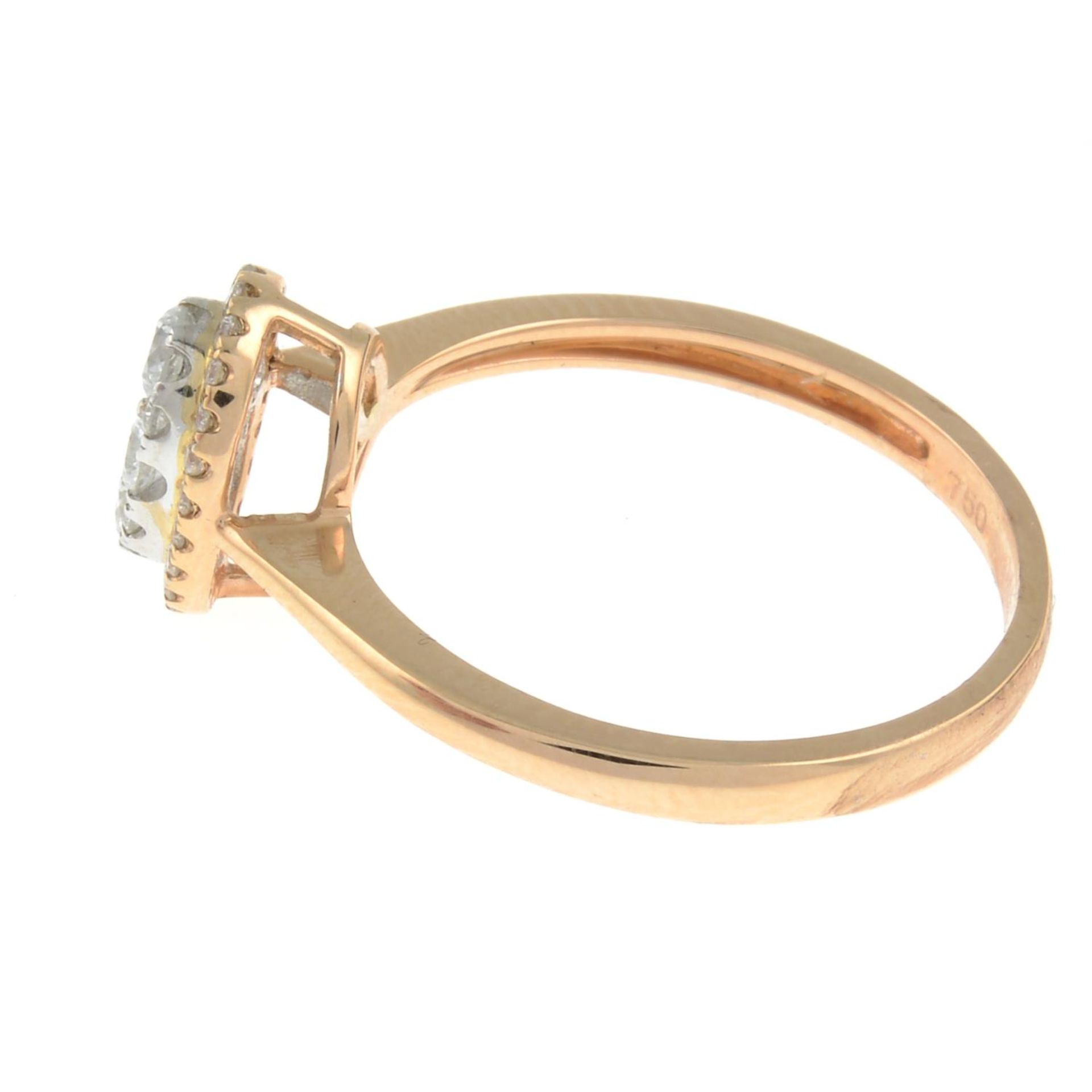 An 18ct gold diamond cluster ring.Estimated total diamond weight 0.40ct. - Bild 2 aus 3