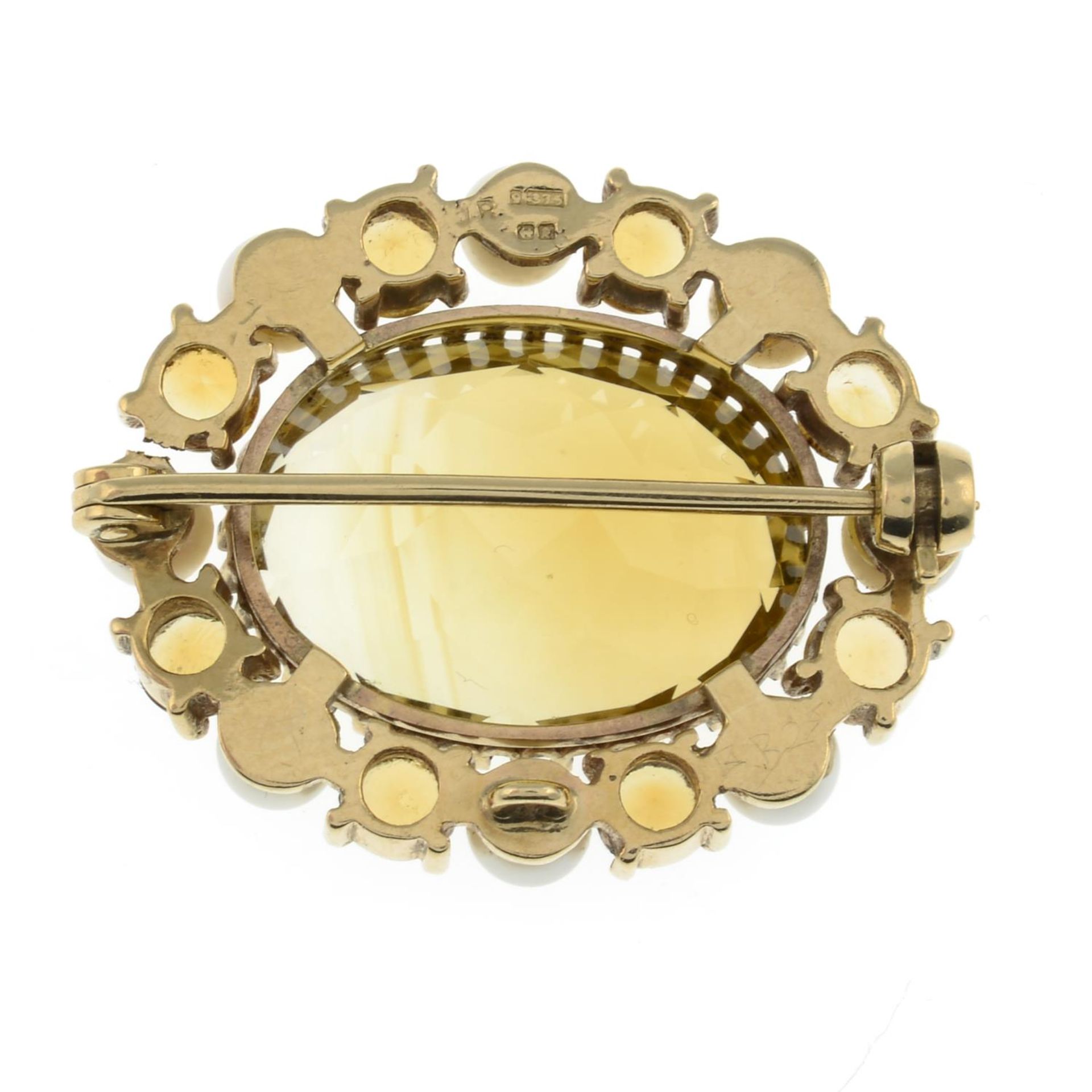 A 9ct gold citrine and cultured pearl brooch.Hallmarks for Birmingham, 1966.Length 3cms. - Bild 2 aus 2