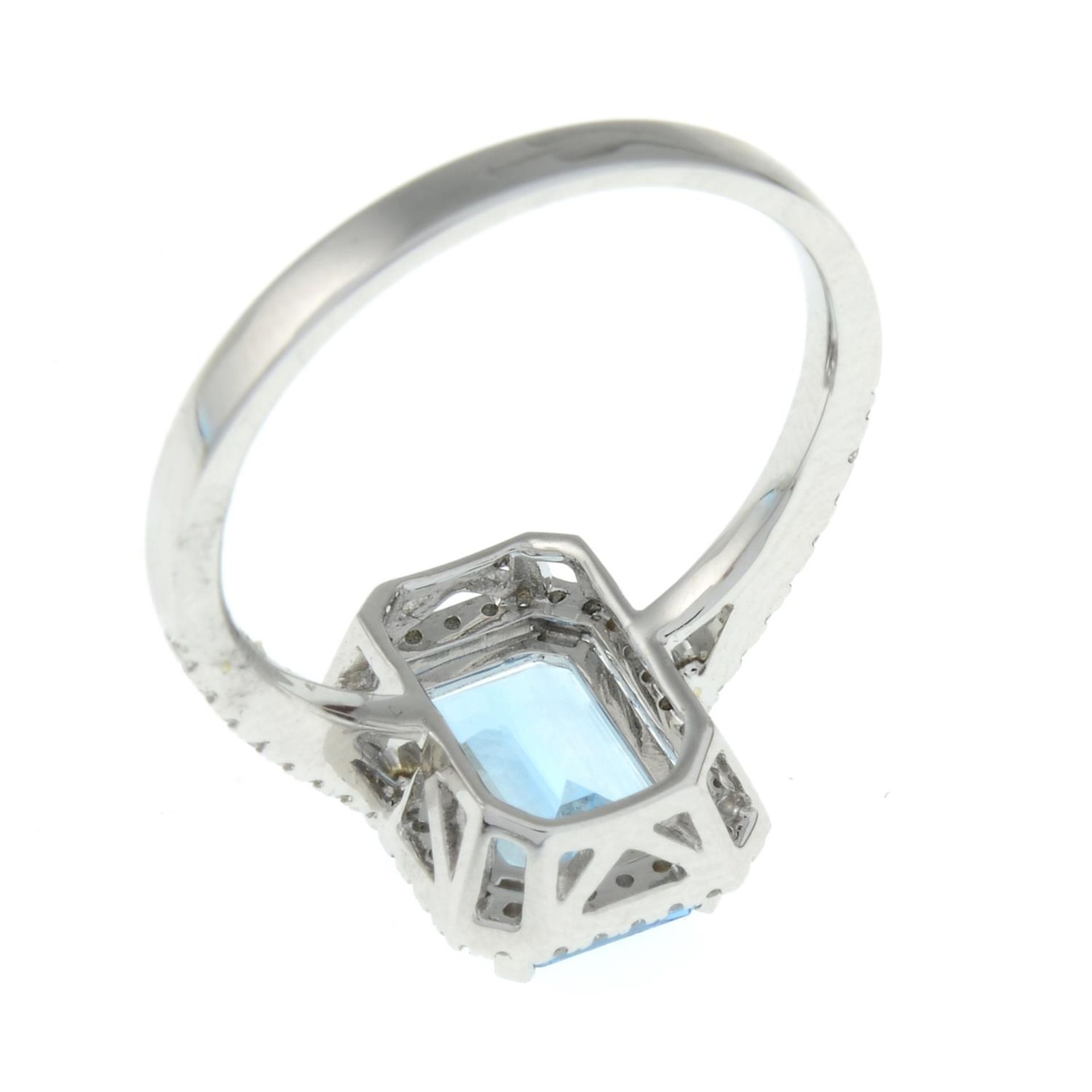 An 18ct gold aquamarine and diamond cluster ring.Aquamarine 2.10cts. - Bild 3 aus 3