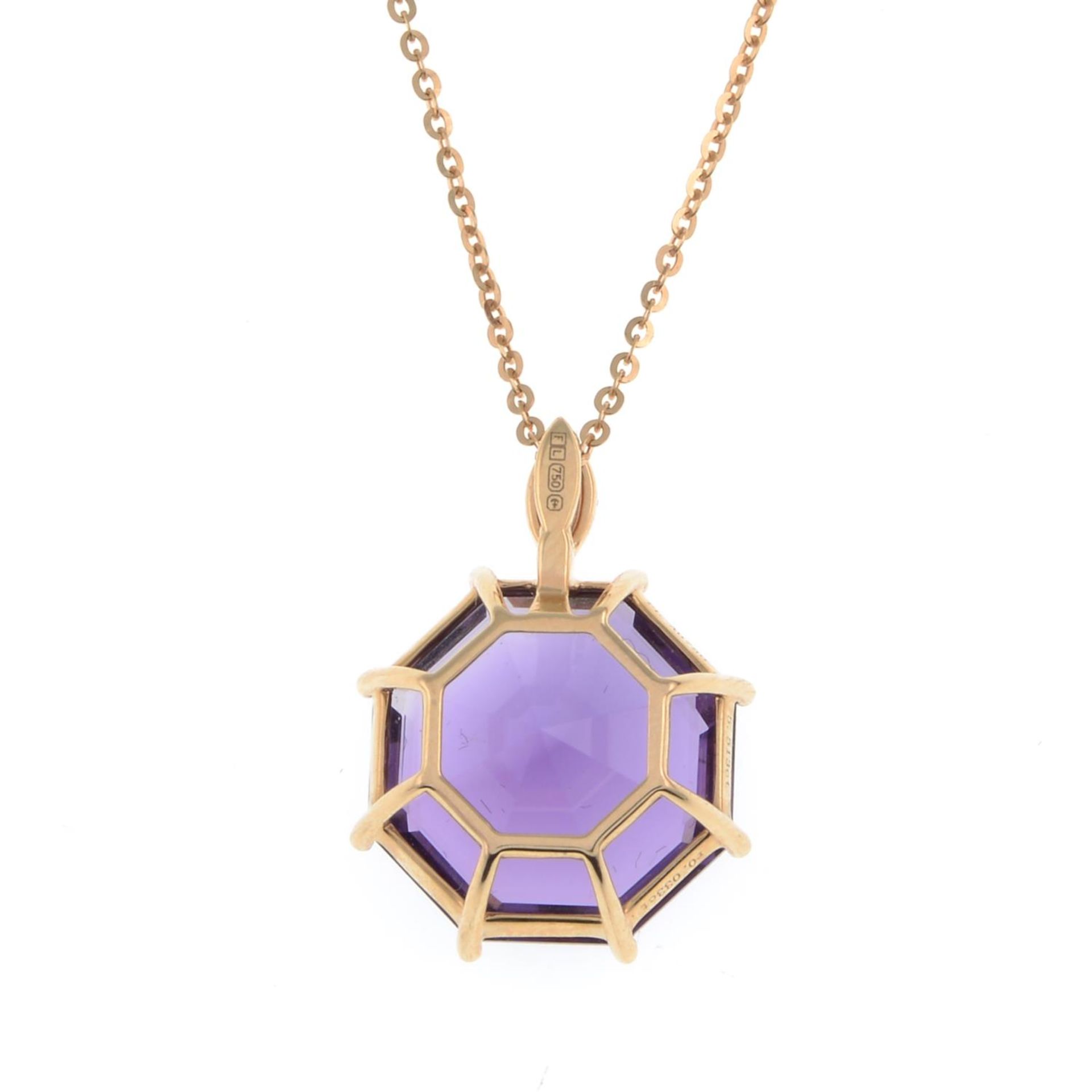 An 18ct gold amethyst and pink sapphire pendant, with 18ct gold chain.Hallmarks for 18ct gold. - Bild 2 aus 2