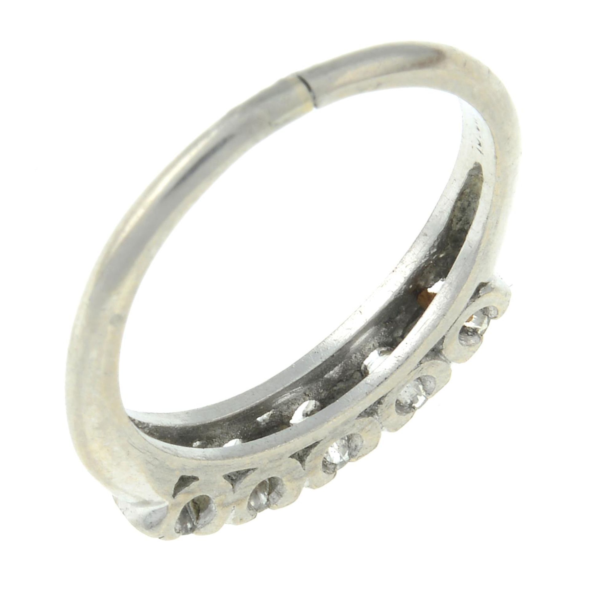 A brilliant-cut diamond five-stone ring.Estimated total diamond weight 0.40ct, - Bild 3 aus 3