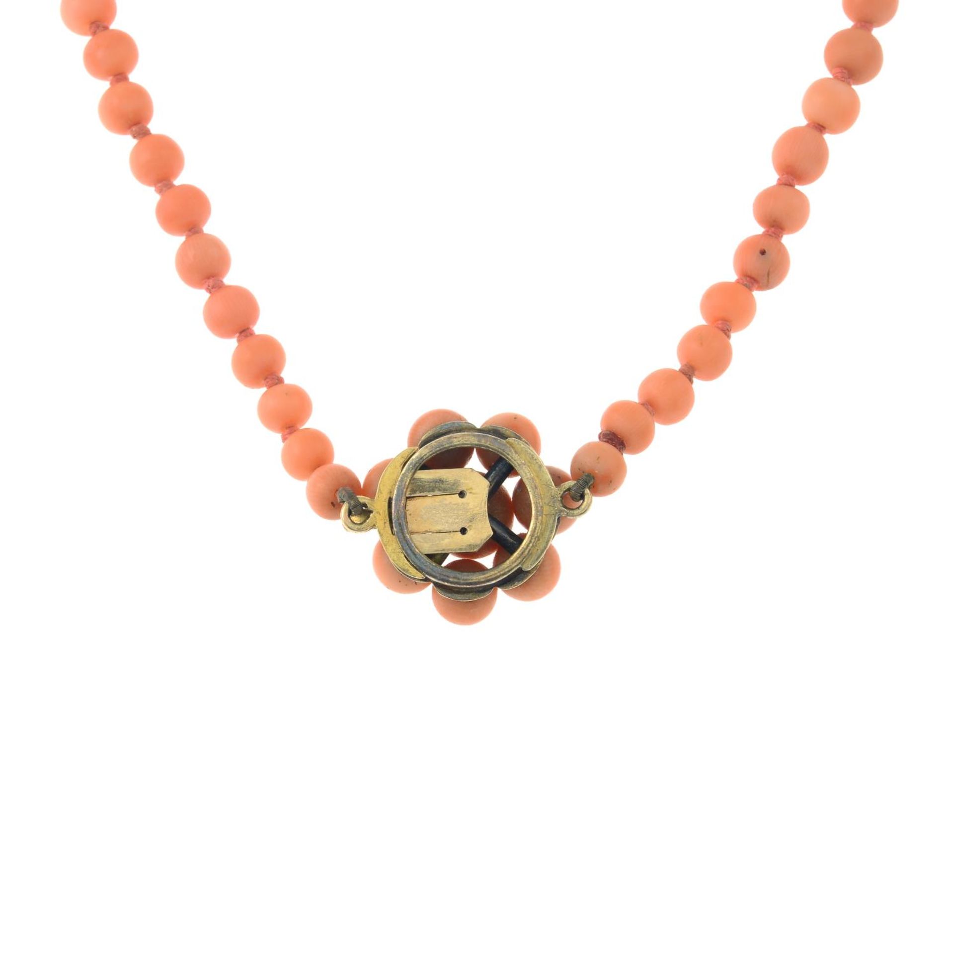 A coral single-strand necklace, with coral cluster clasp.Length 43.5cms. - Bild 2 aus 3